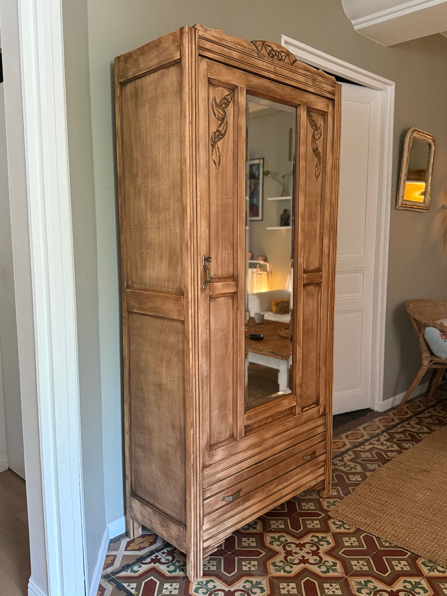 Parisian wardrobe bonnetière