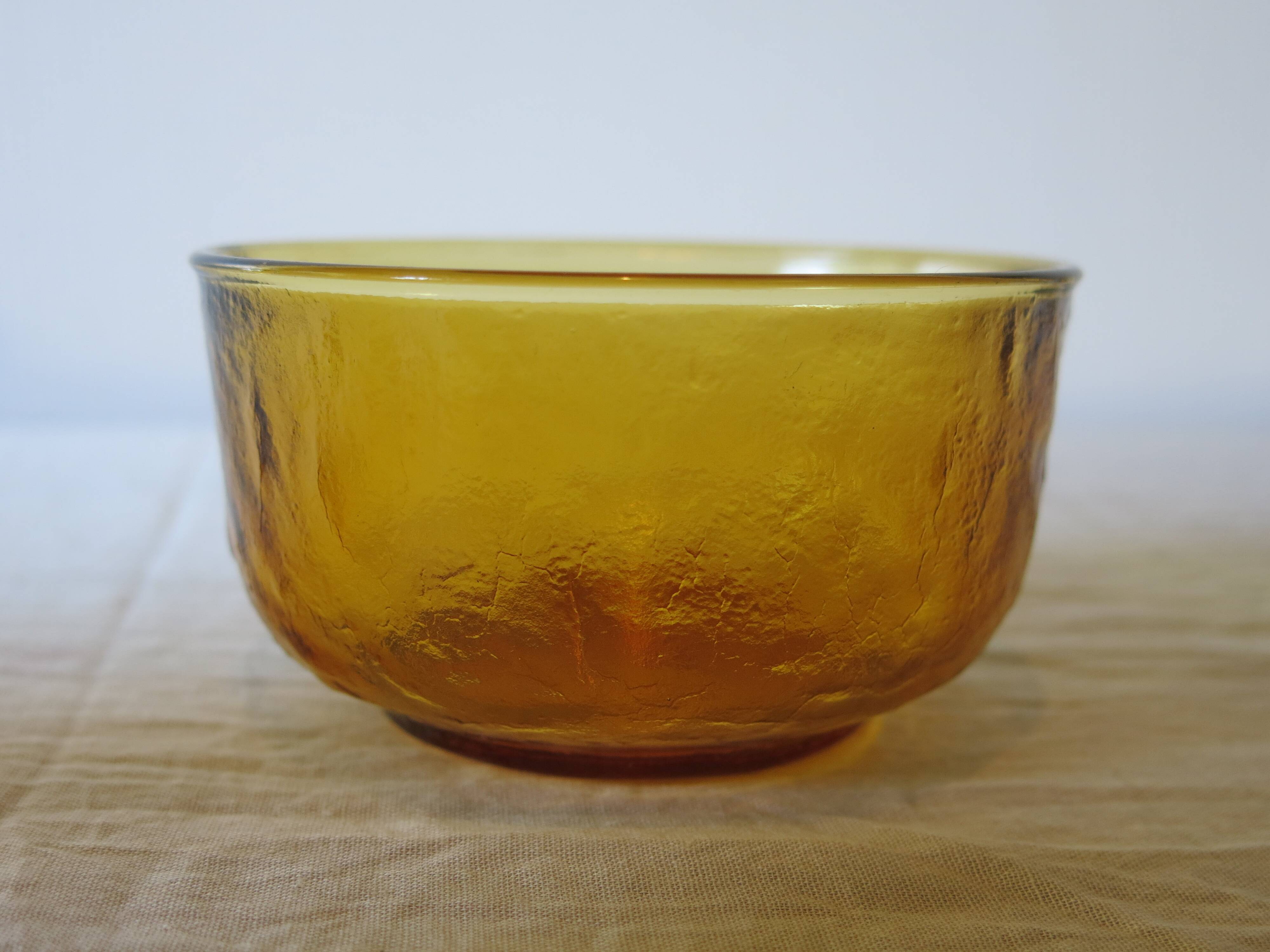 6 bols en verre opaque jaune de chez Lever en très bon état.