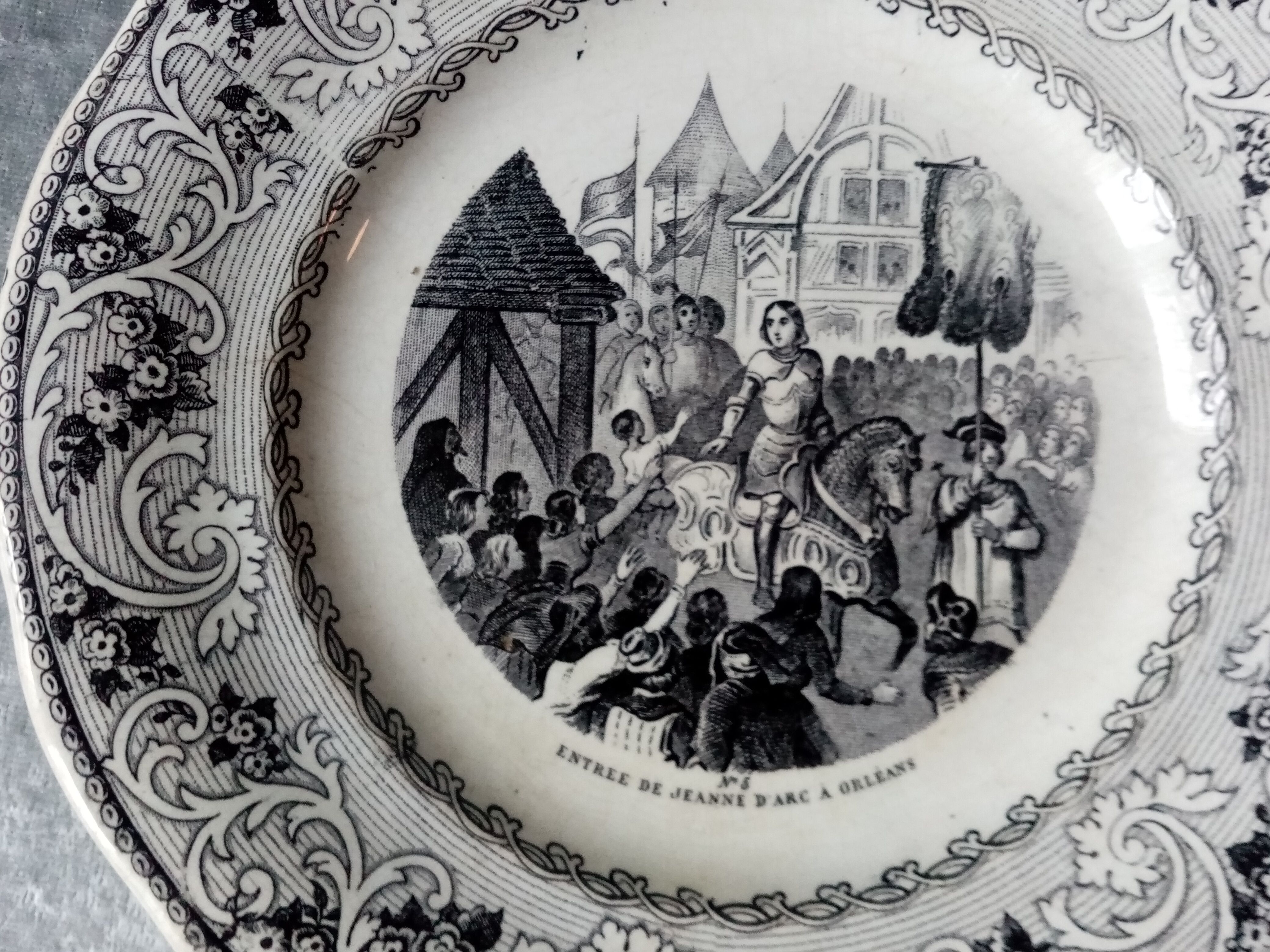 Serie de 6 assiettes a dessert parlante , serie jeanne d'arc , faiencerie de creil montereau