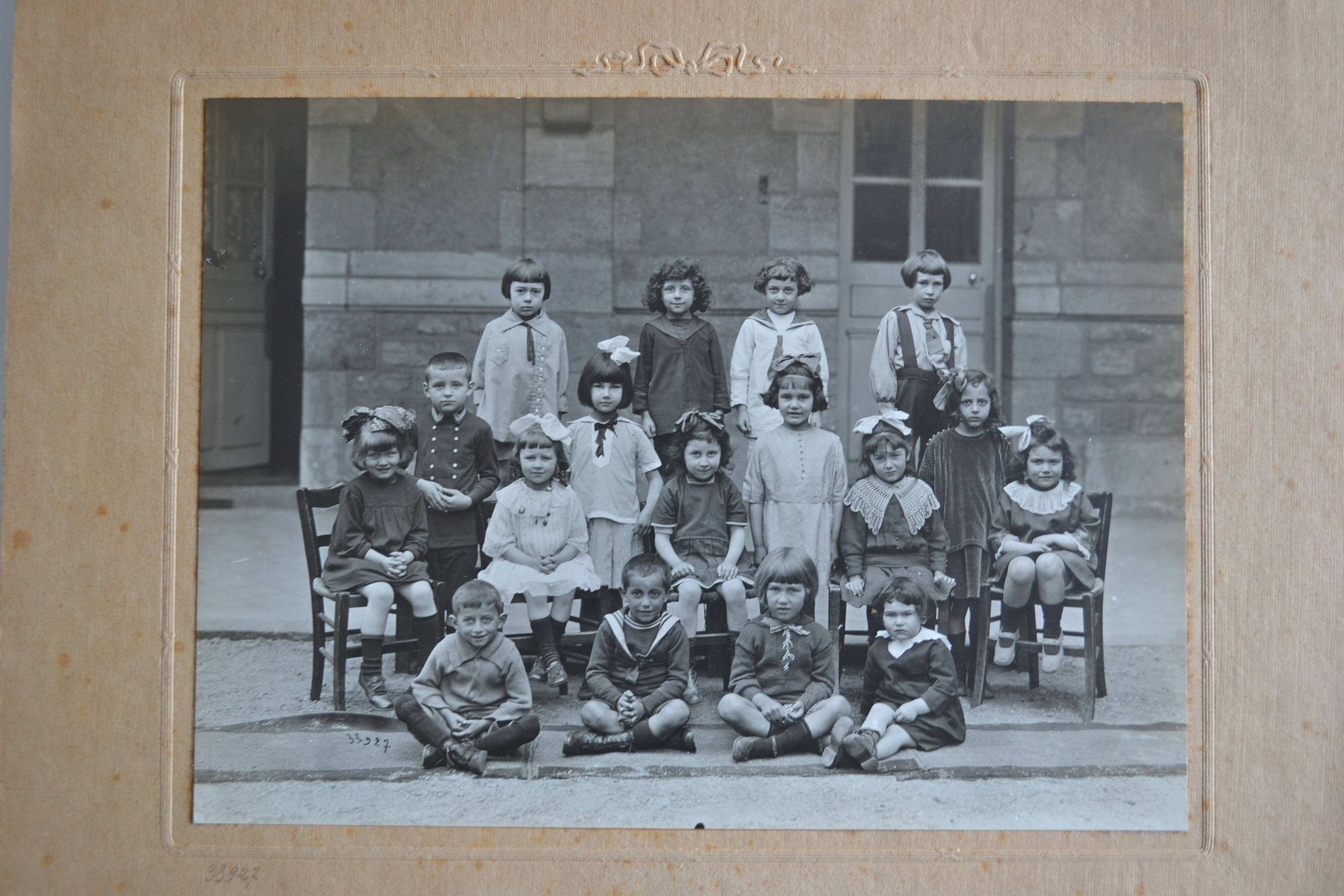 Old photo of class of girls' high school Moulin 1920