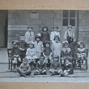 Old photo of class of girls' high school Moulin 1920