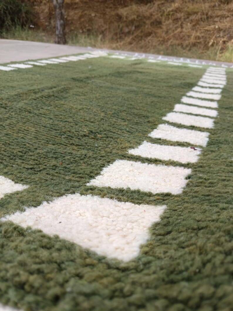 Beni Ouraine handwoven rug, traditional style, size 140 x 270 cm