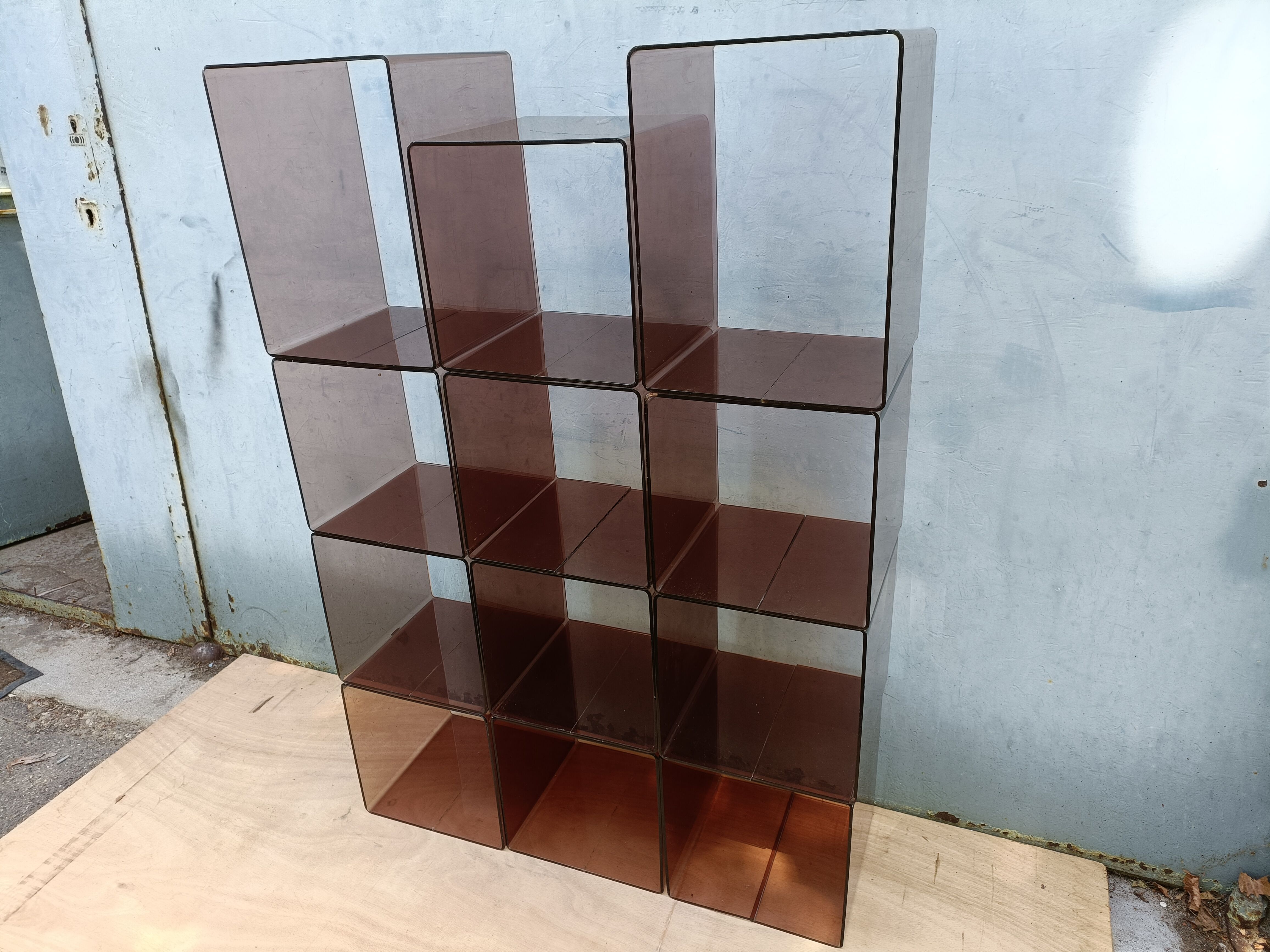 Cube shelves in smoked plexi year 70
