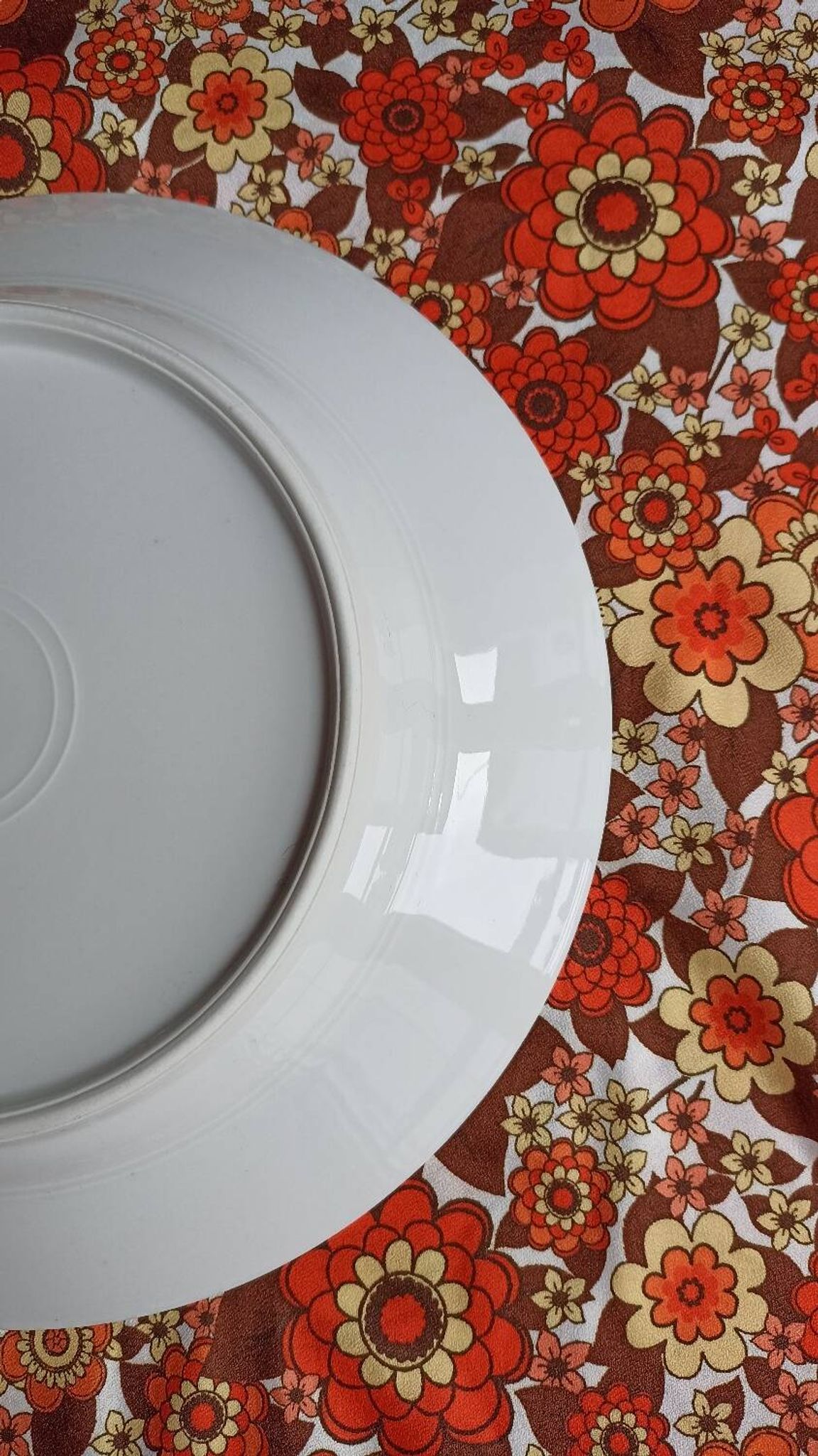 Plat de service en porcelaine de Limoges William Guérin et Compagnie