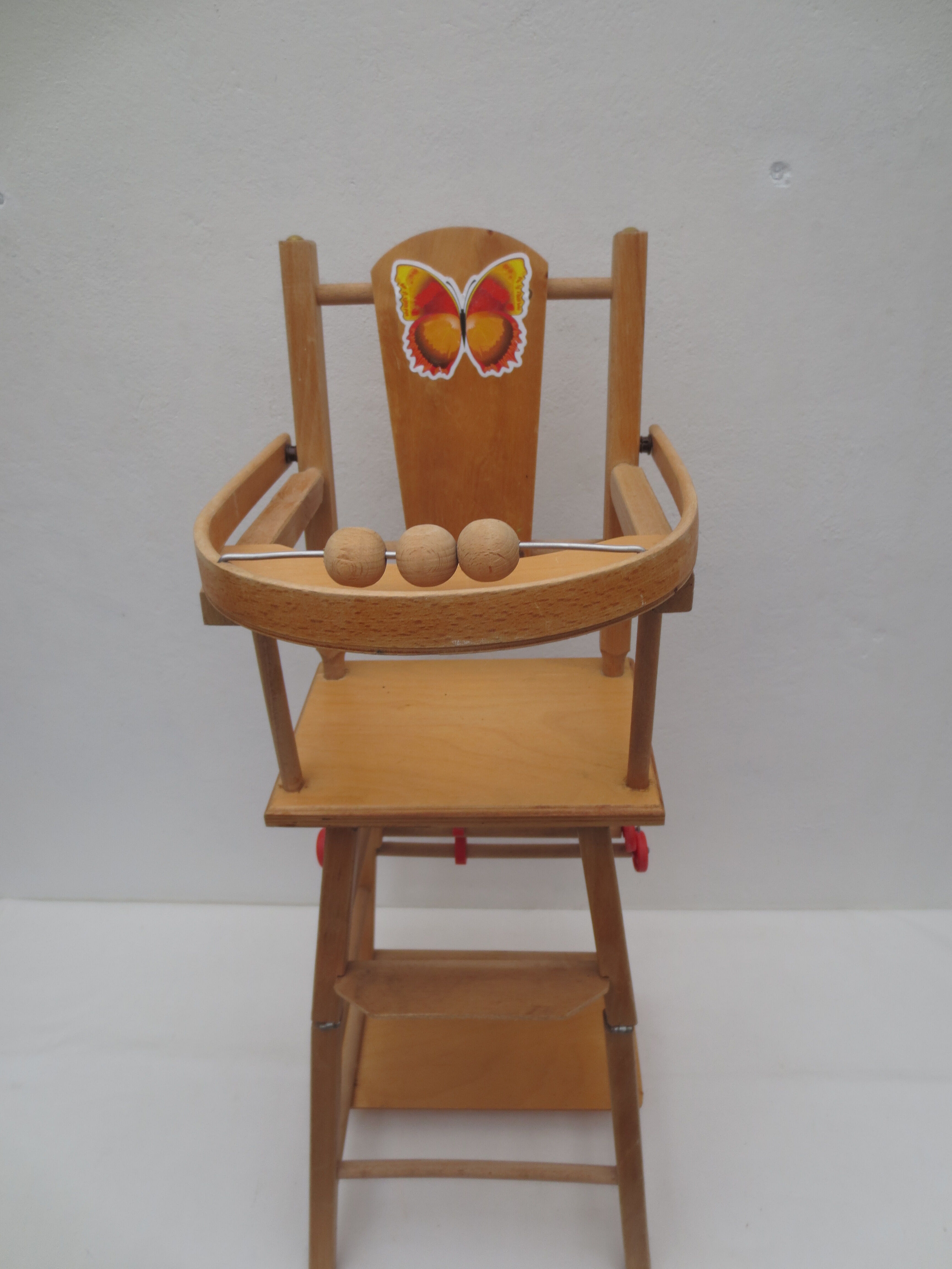 Chaise haute ancienne de poupée en bois clair décor papillon