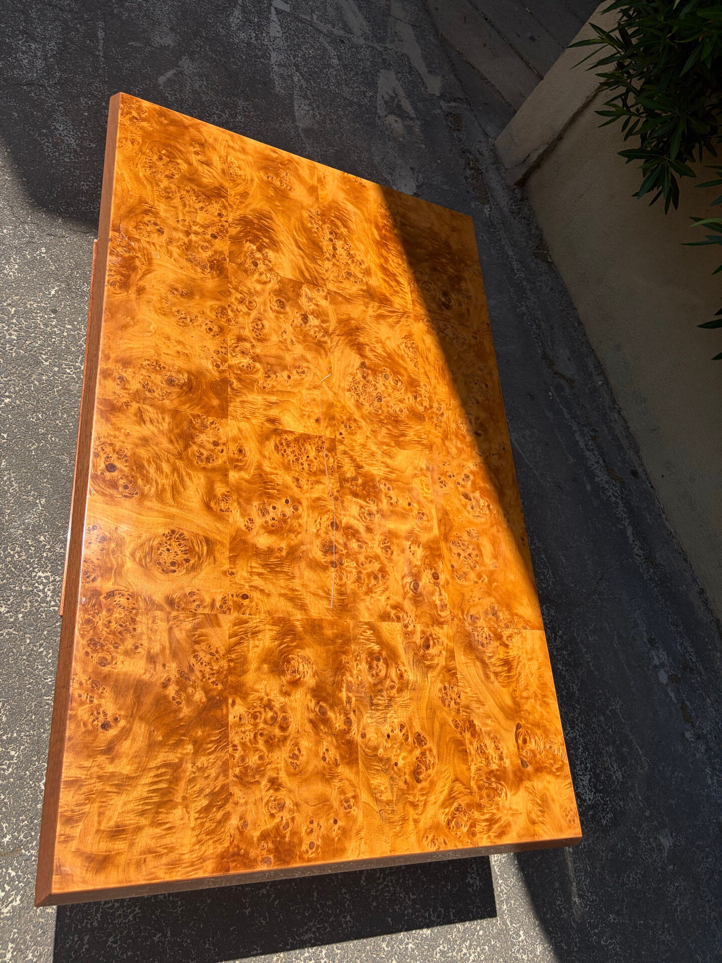 Coffee table in elm burl with 2 mirrored drawers from the 1970s.