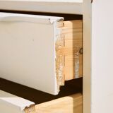 Table de chevet peinte en blanc avec trois tiroirs