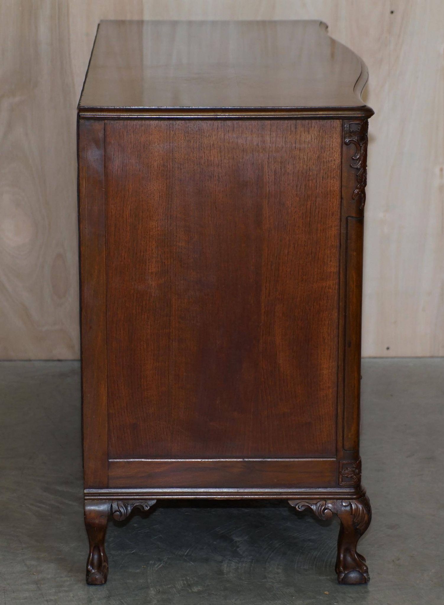 Commode Victorienne Tardive en Bois Dur Pieds Griffe et Boule