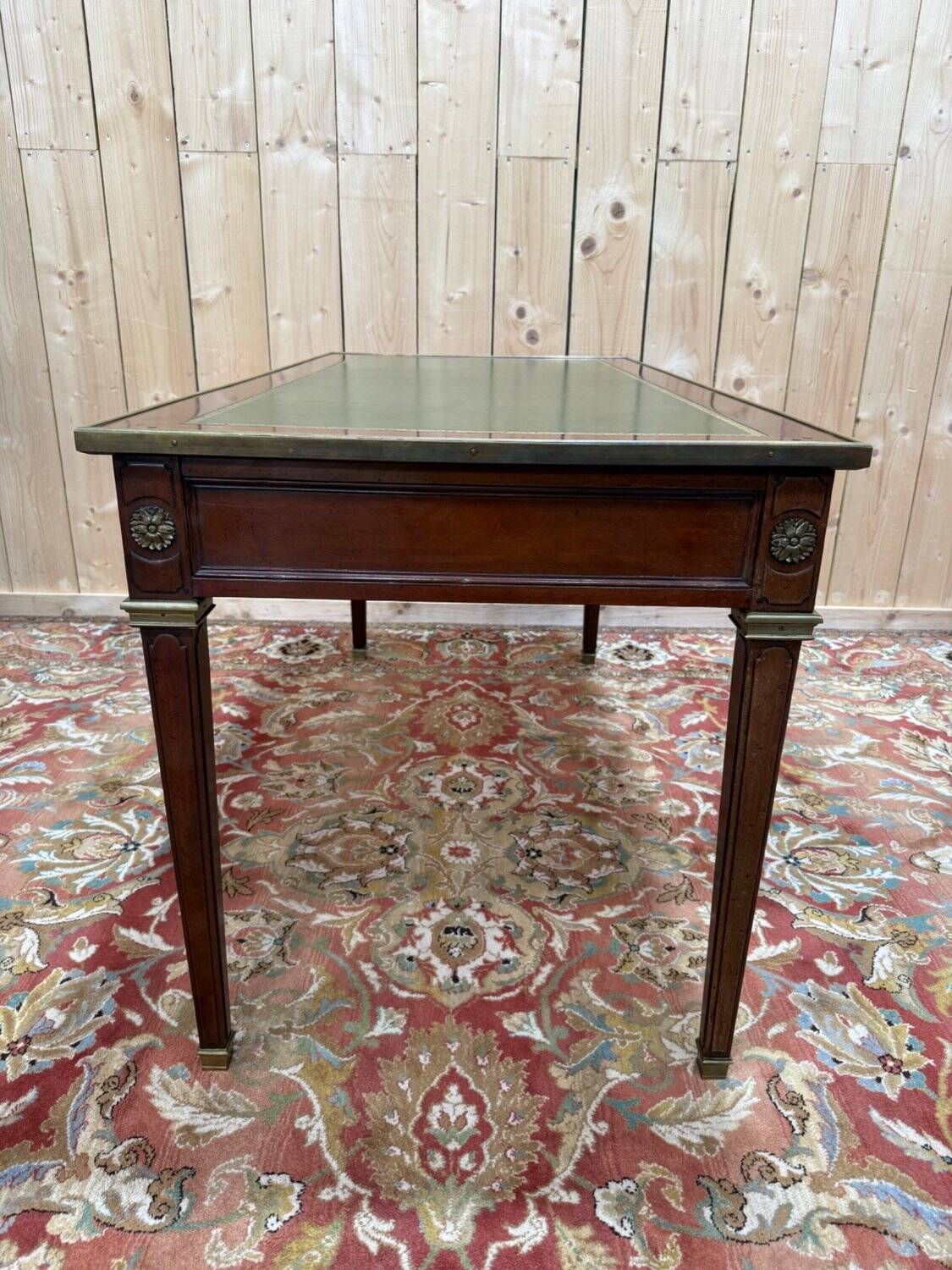 Flat desk – Louis XVI style – Mahogany, green leather, bronze
