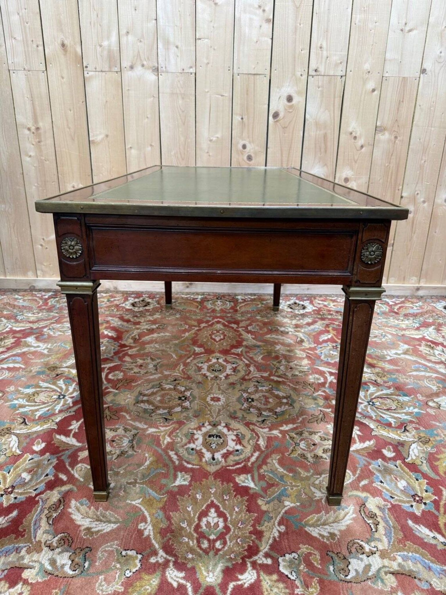 Bureau plat – Style Louis XVI – Acajou, cuir vert, bronze