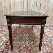 Bureau plat – Style Louis XVI – Acajou, cuir vert, bronze