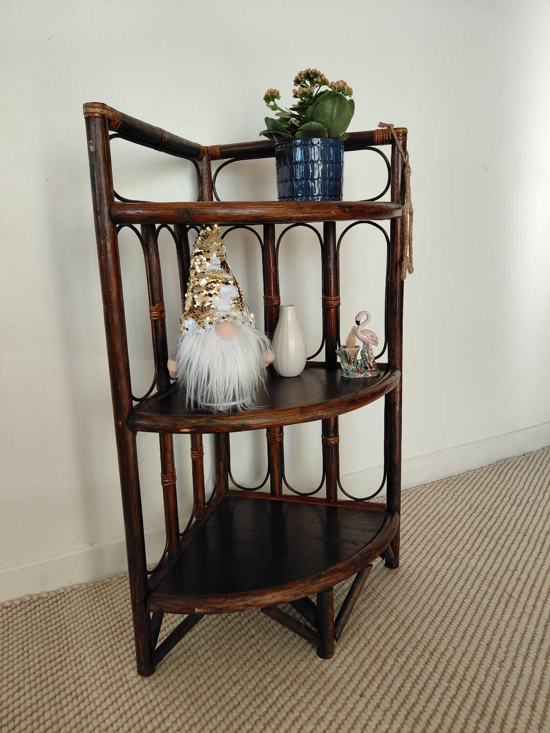 Corner shelf in rattan