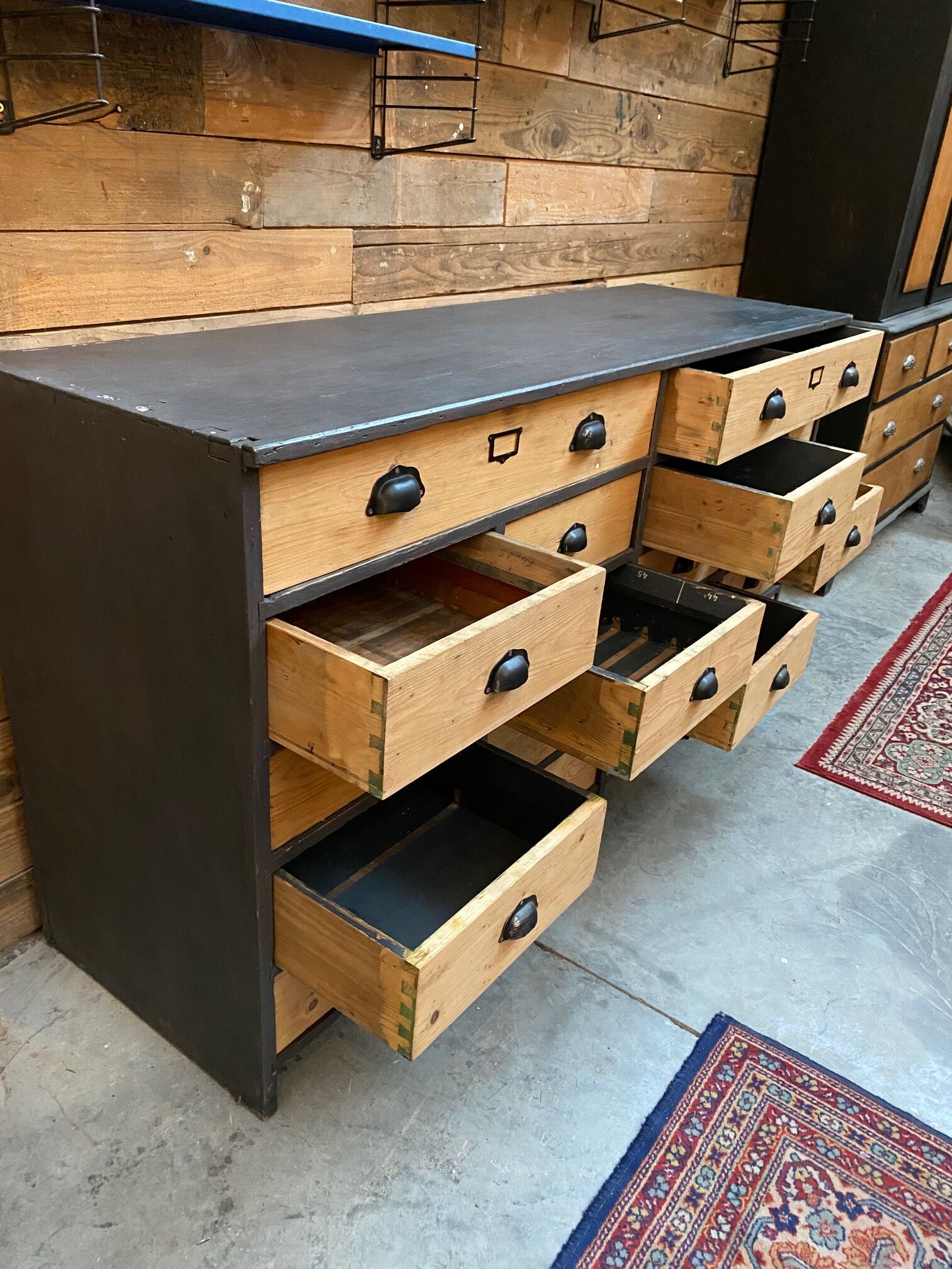 Trade cabinet with drawers