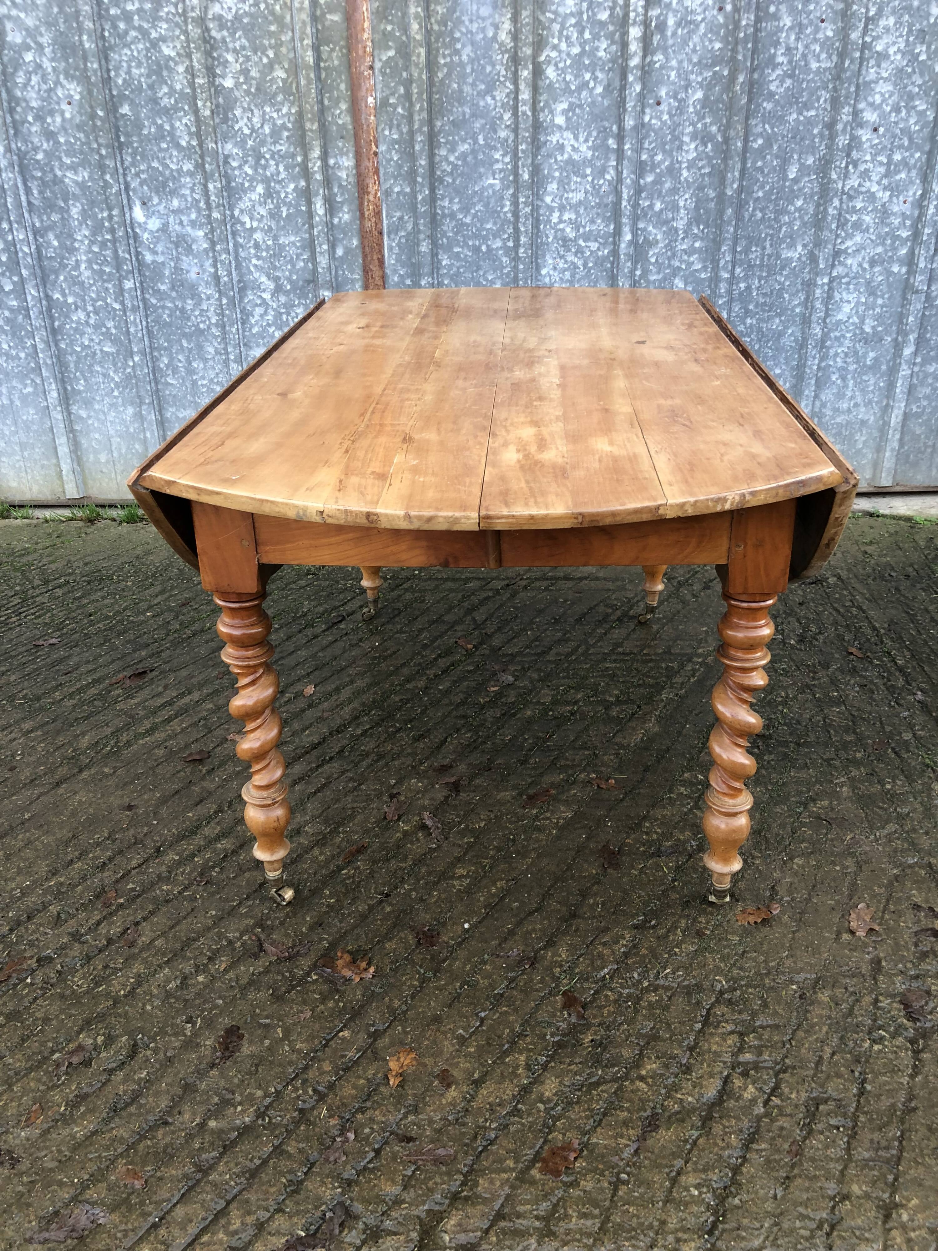 Round table in solid cherry wood, extendable with twisted legs, Louis Philippe style.