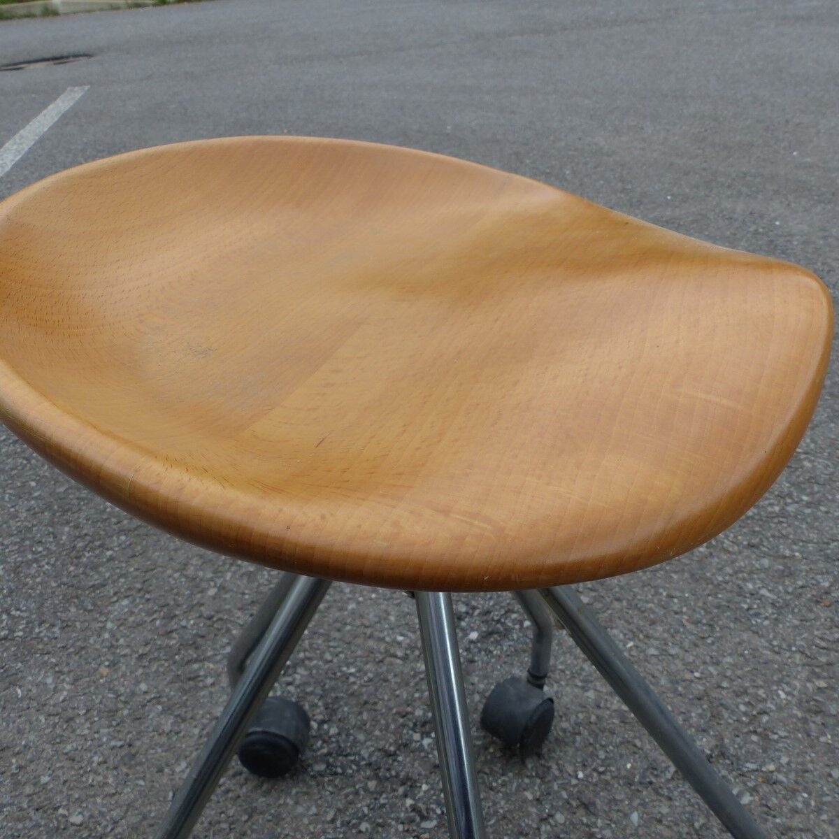 Stool metal structure adjustable in height on wheels