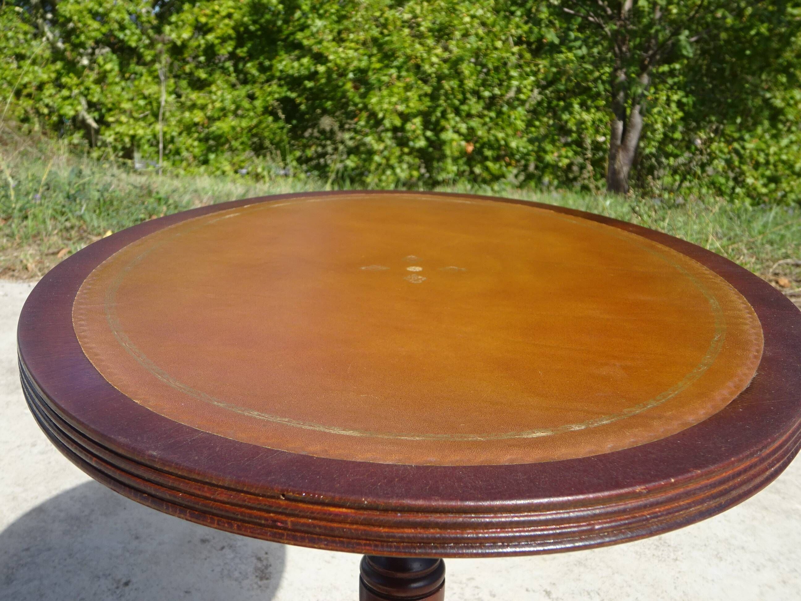 Small side table with an oval top in English style.