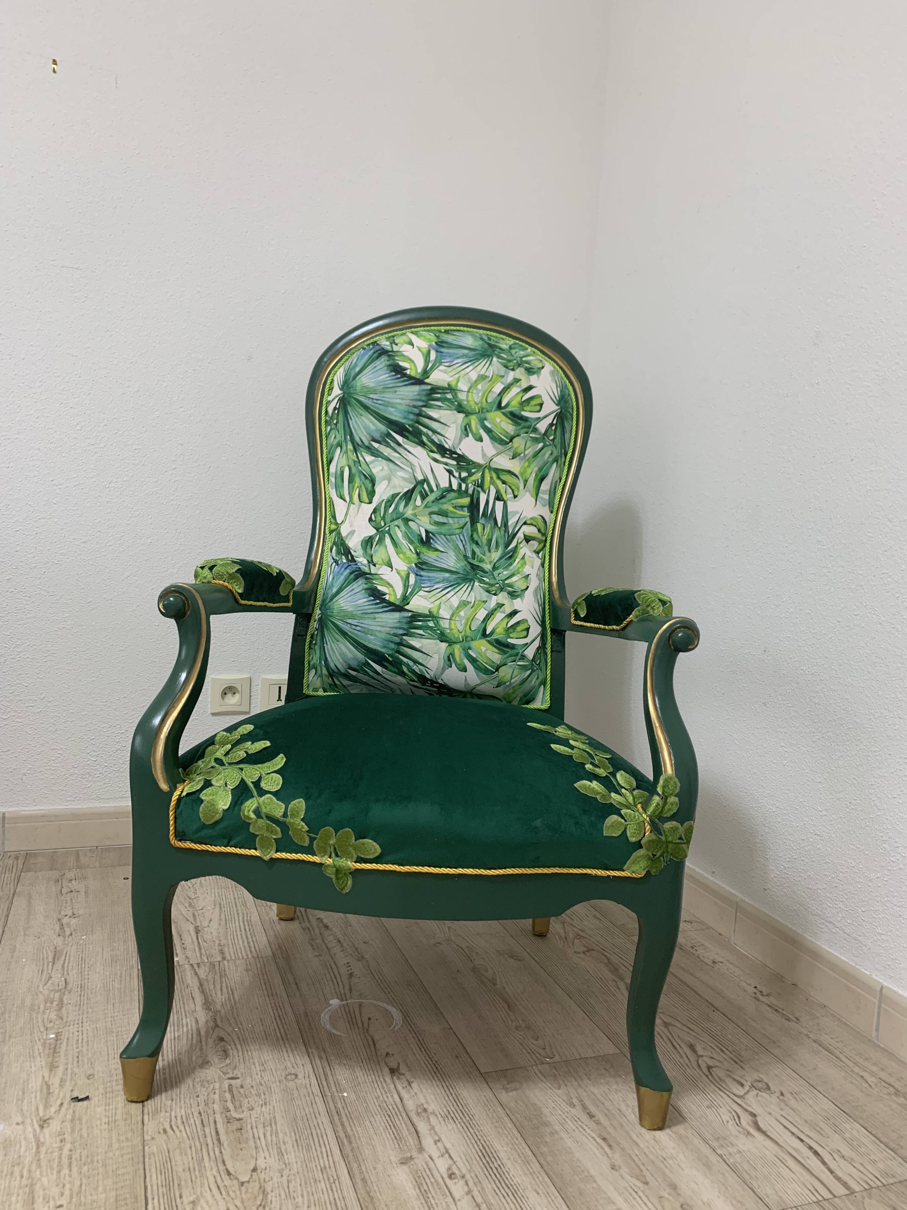 Louis XV armchair in embroidered velvet and jungle, renovated.