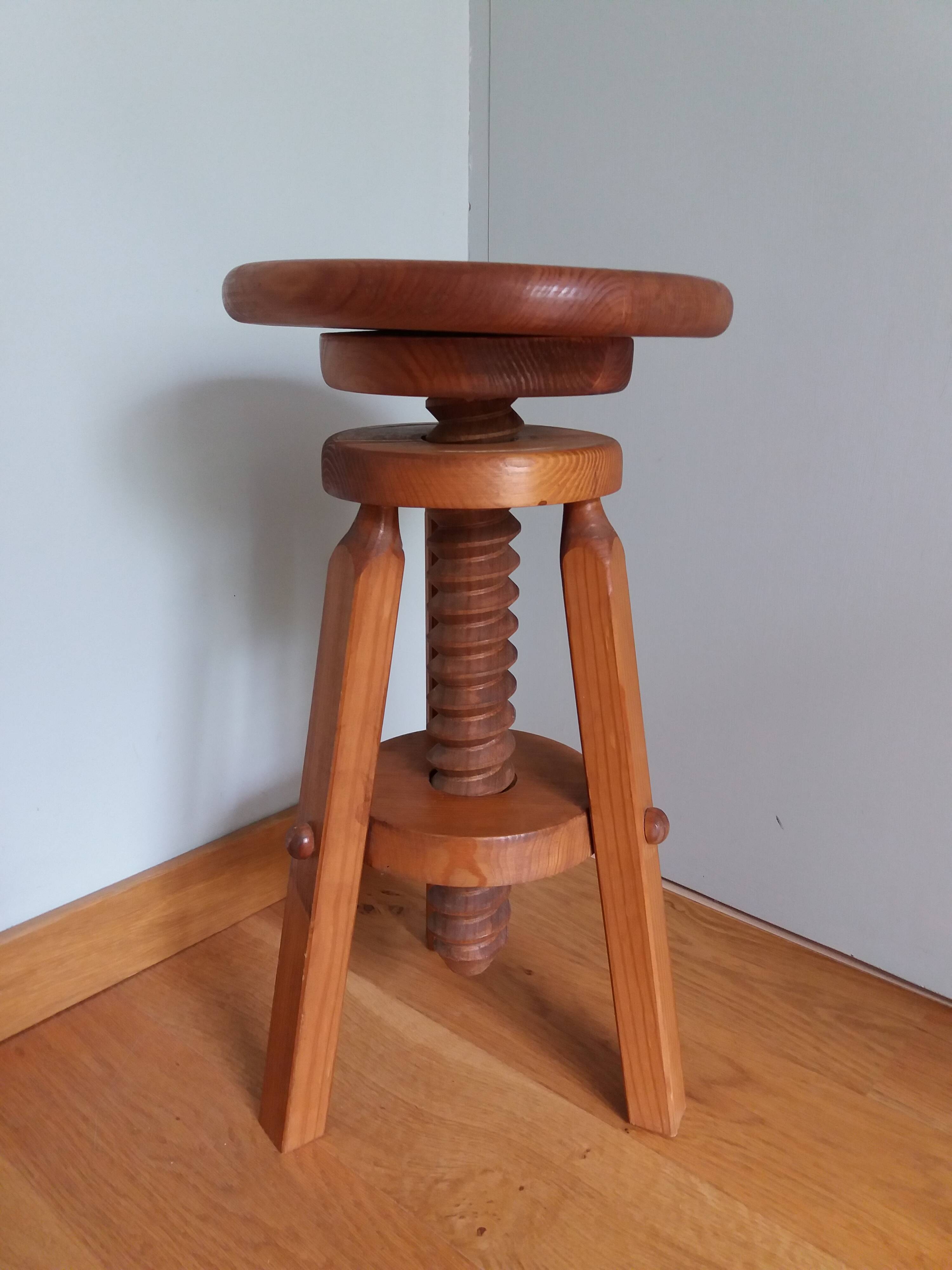 Tripod screw stool