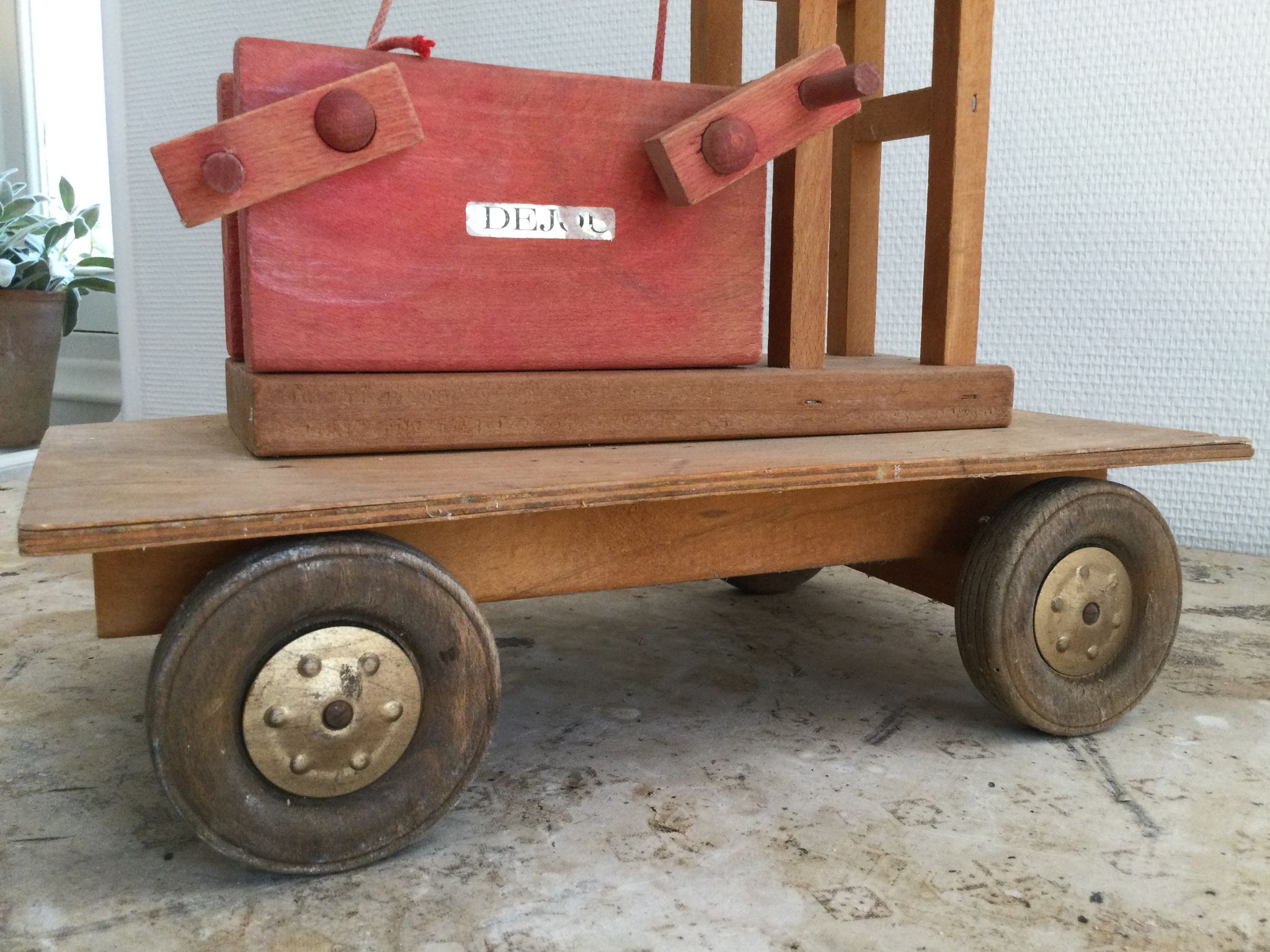 Ancienne grue en bois Dejou