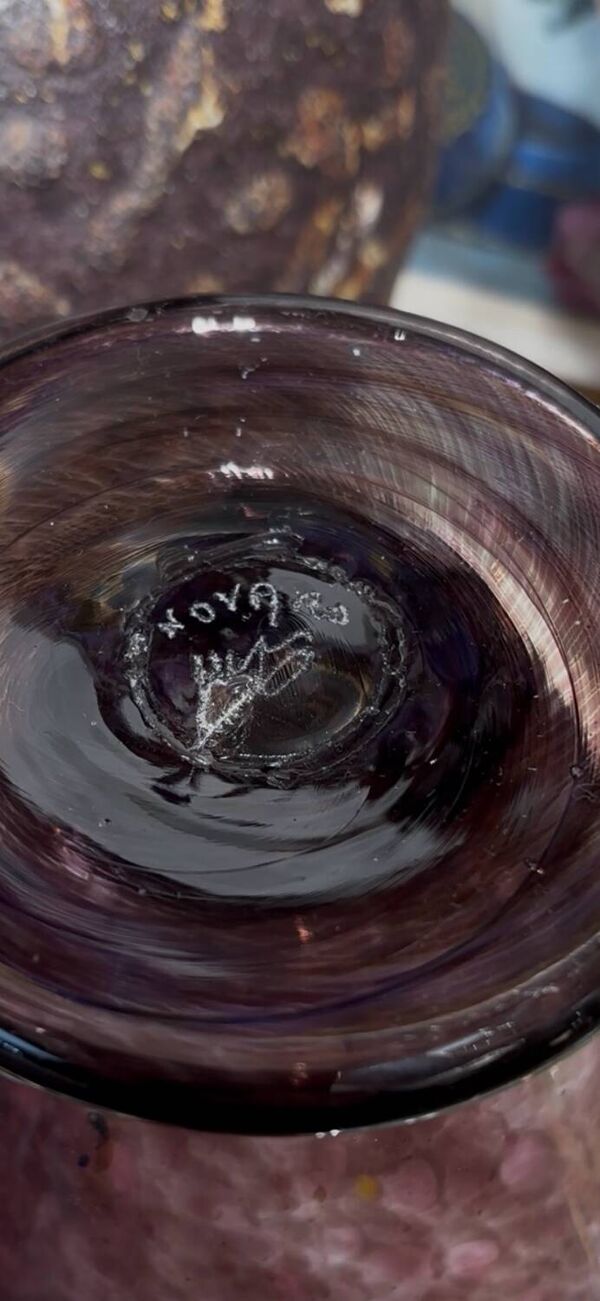 Vase boule en verre soufflé, signé Jean-Claude Novaro