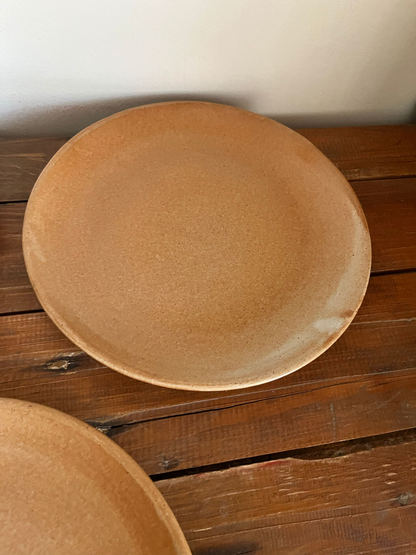 3 assiettes plates en grès 