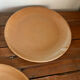 3 assiettes plates en grès 
