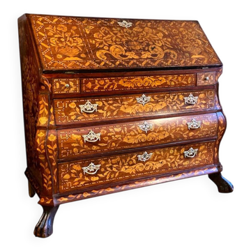 Small secretary in Dutch commode from the 18th century.
