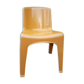 Chaise design vintage en plastique moulé