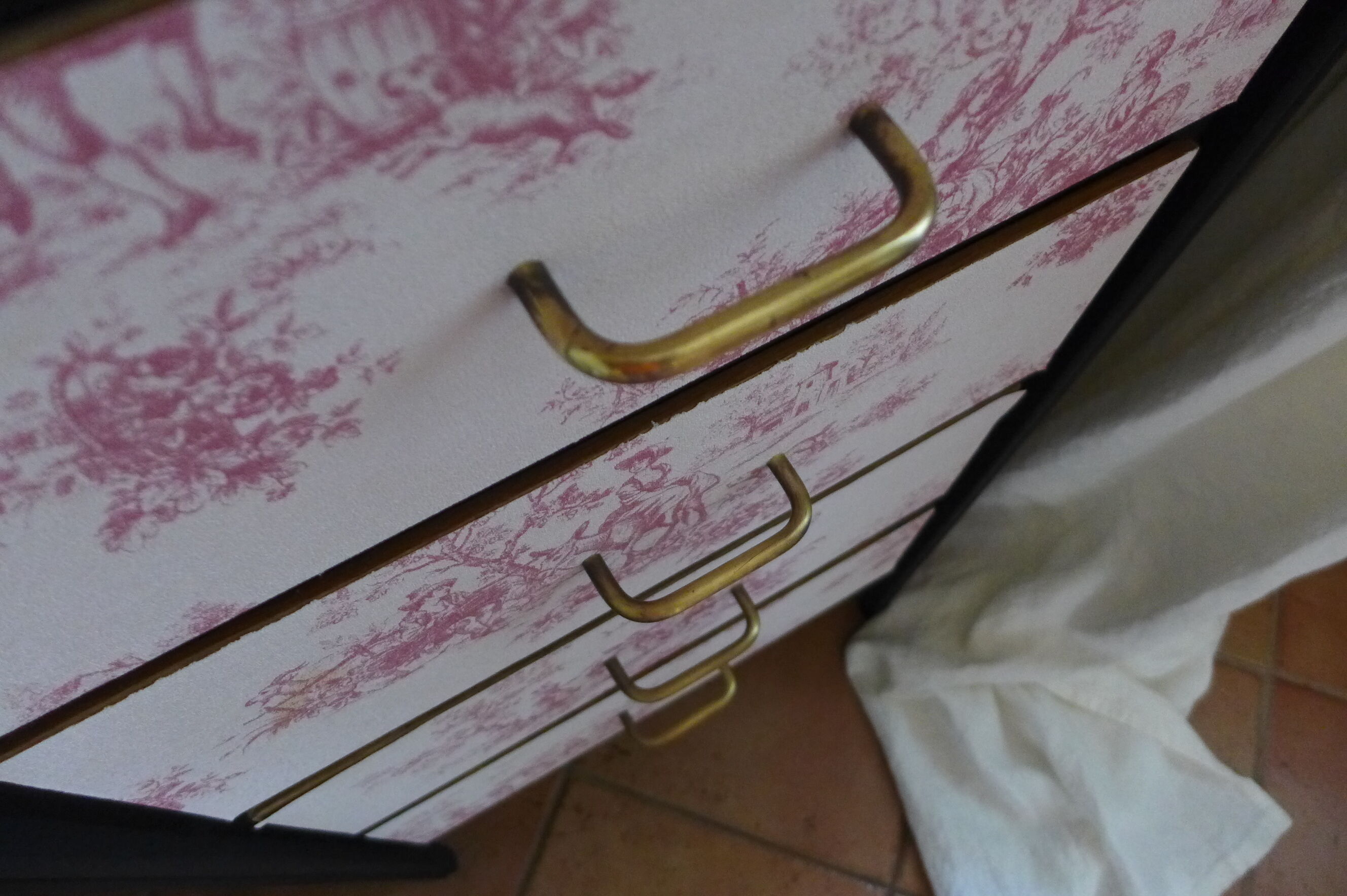 Chest of drawers in black and toile de Jouy