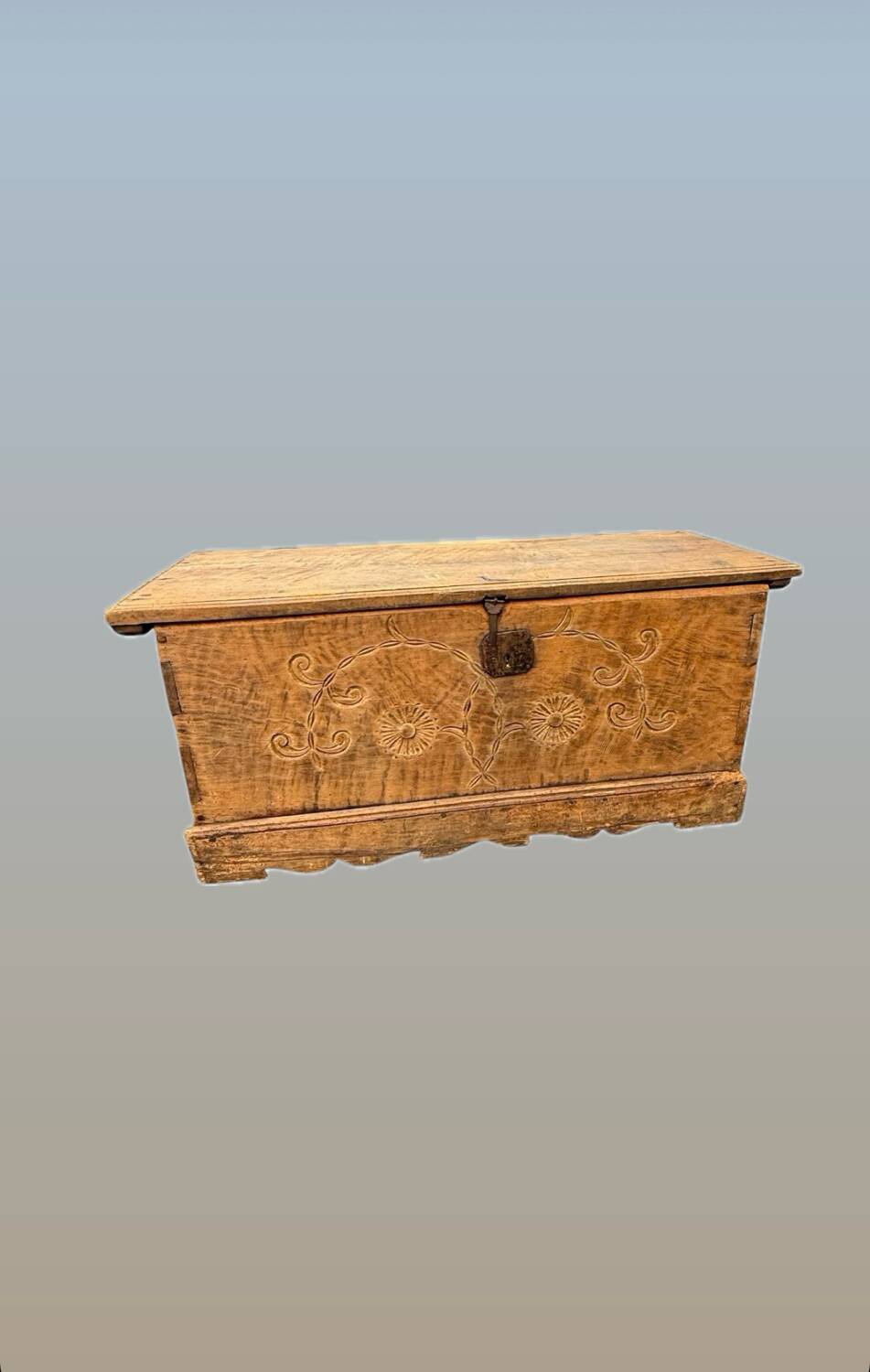 Ancien petit coffre en bois sculpté indonésien