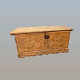 Magnifique coffre de mariage ancien en bois sculpté