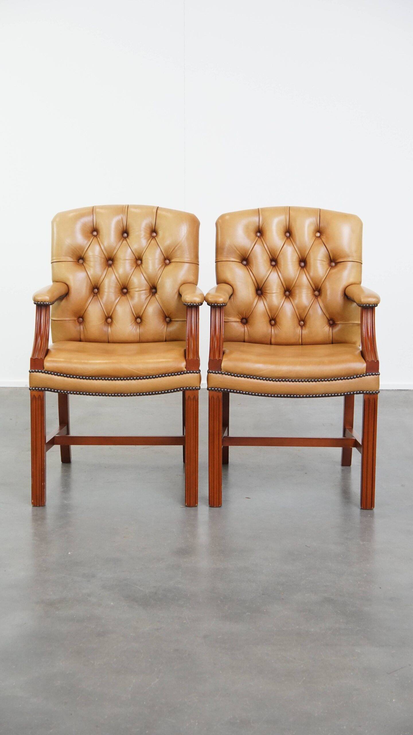 Set of 4 cowhide leather Chesterfield dining chairs in light cognac colour