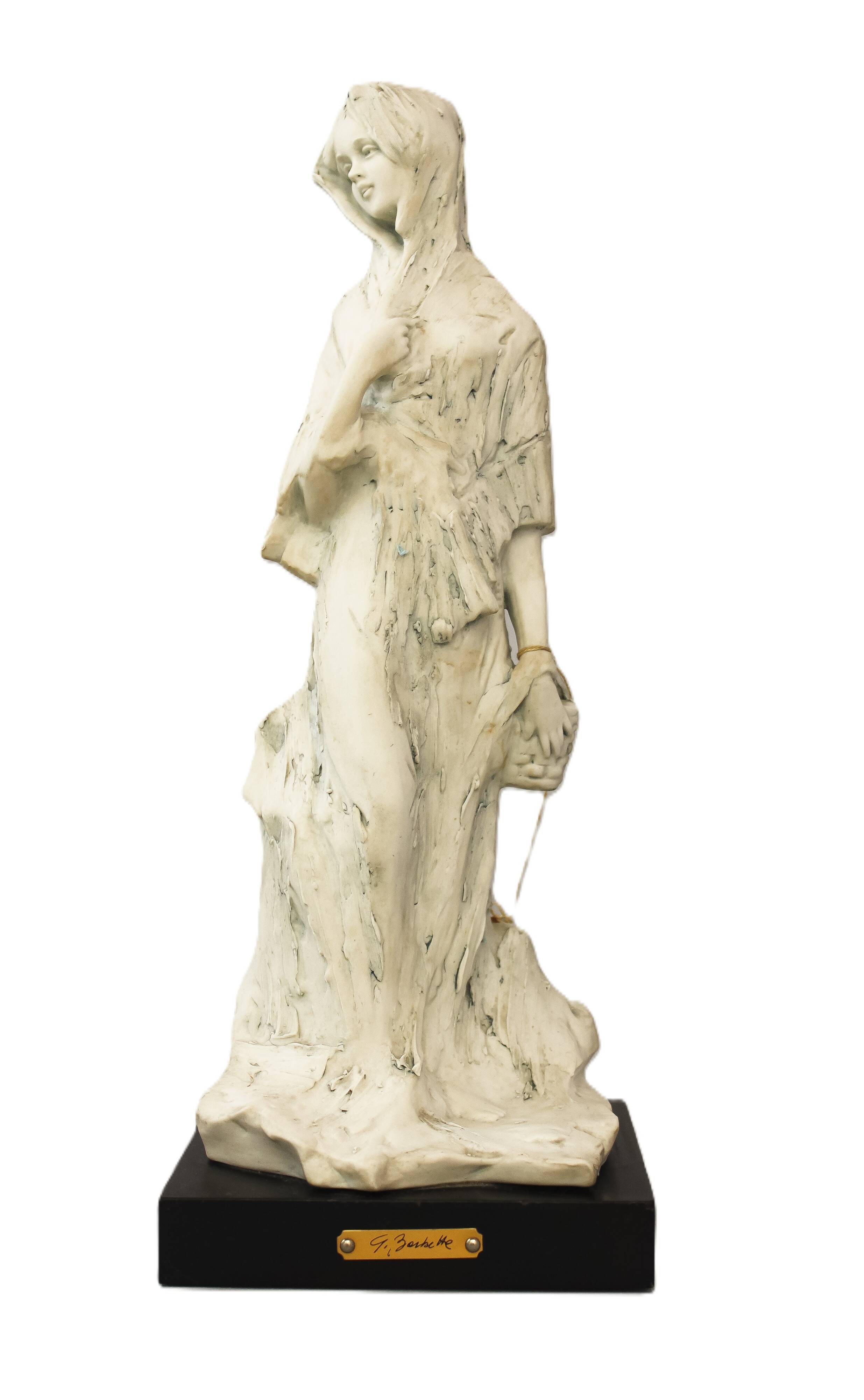 Figura femenina de porcelana. Contemporary escultura by author.