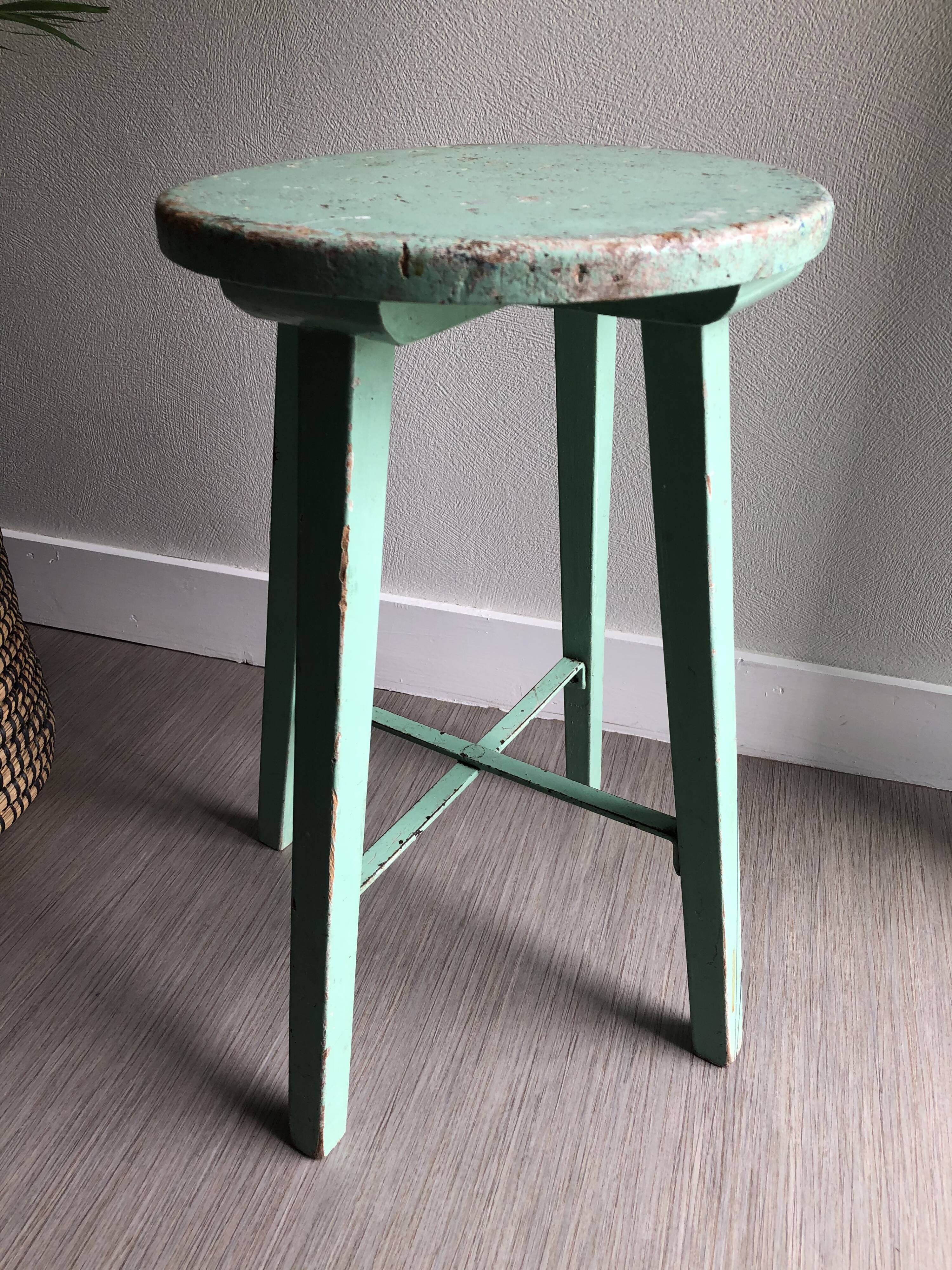 Tabouret d'atelier patiné