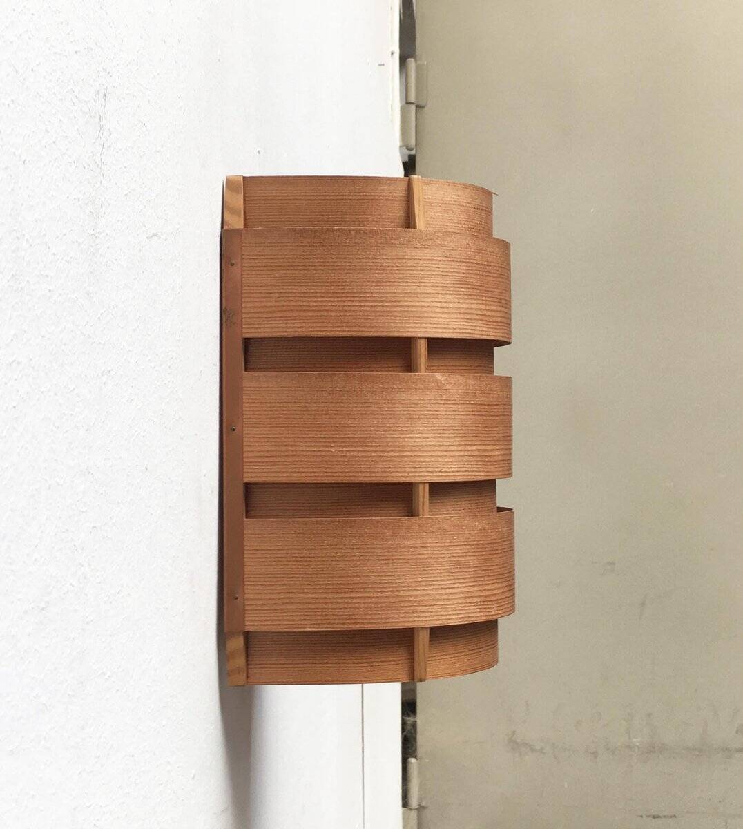 Edda V155 wall lamp in teak from the mid-century by Hans-Agne Jakobsson for Ellysett AB, 1950s.