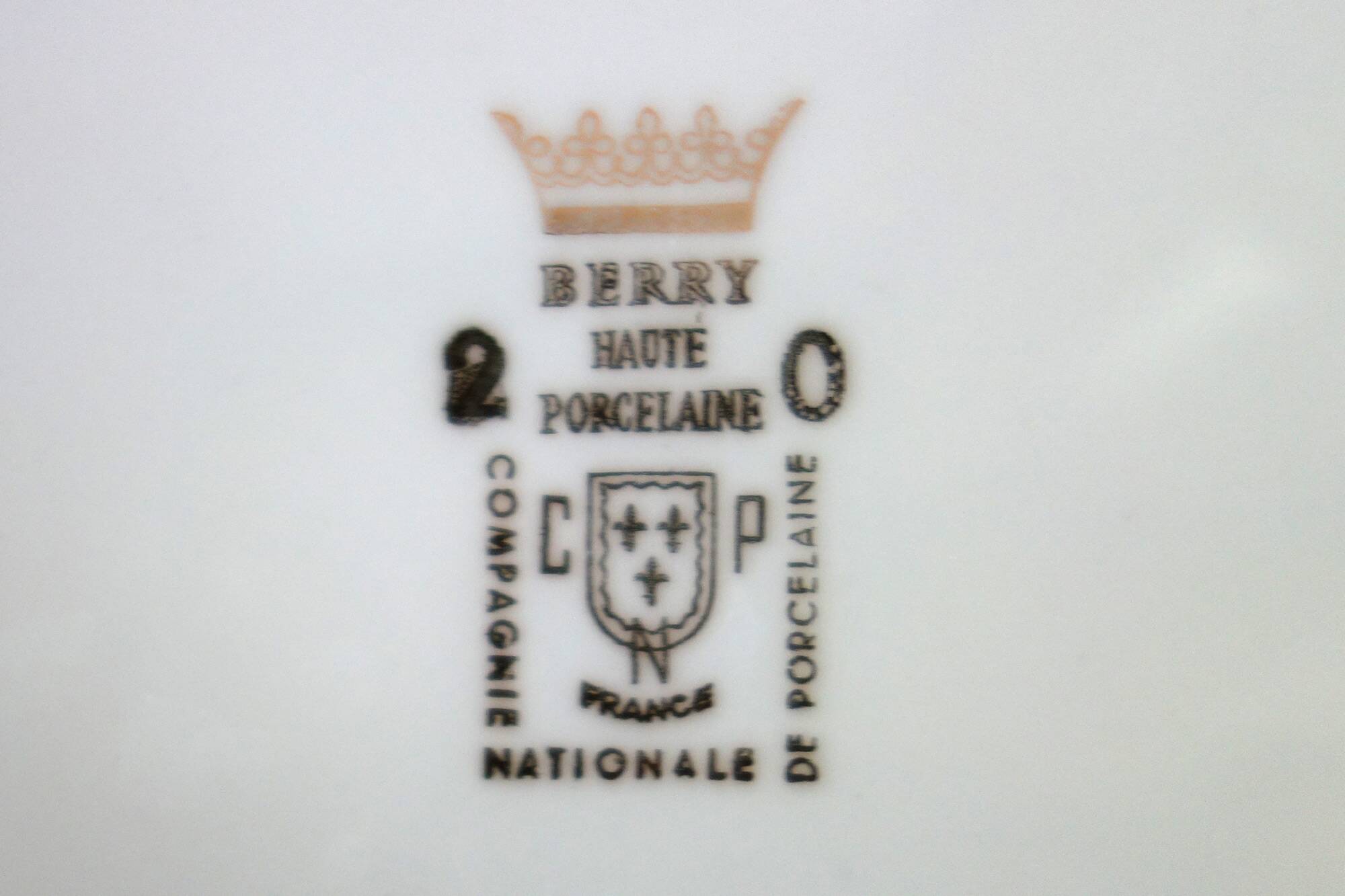 18 golden flat plates CNP Haute Porcelaine de Luxe du Berry
