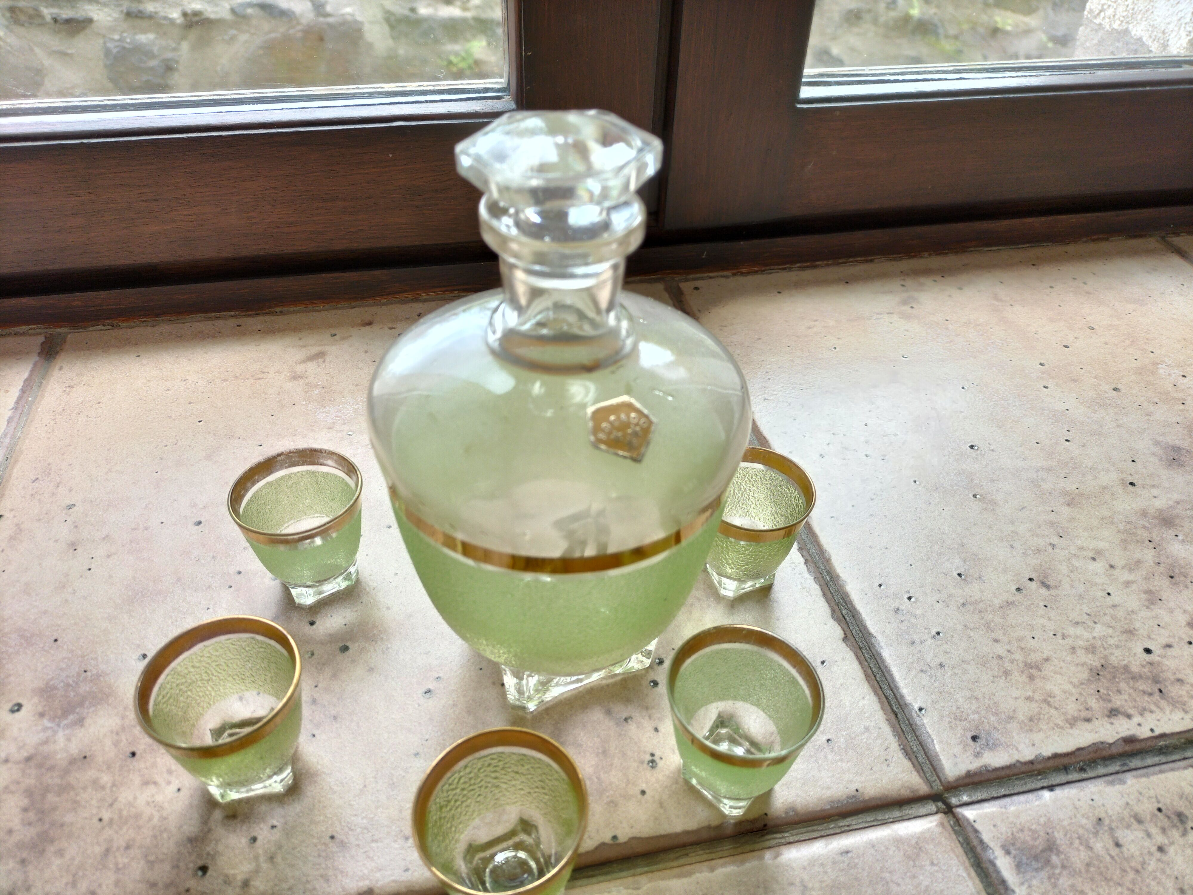 Carafe granitée avec 7 petits verres aucun fêle art déco