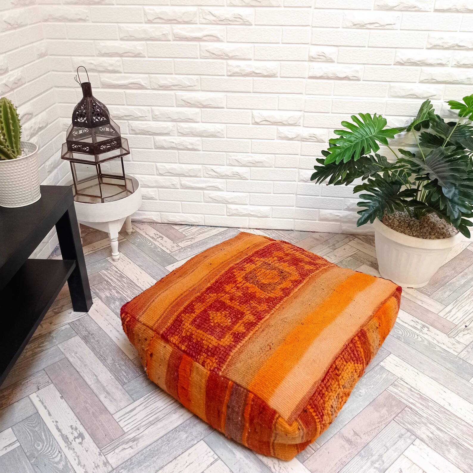 Handmade Berber pouf in wool 60 X 60 X 20 CM