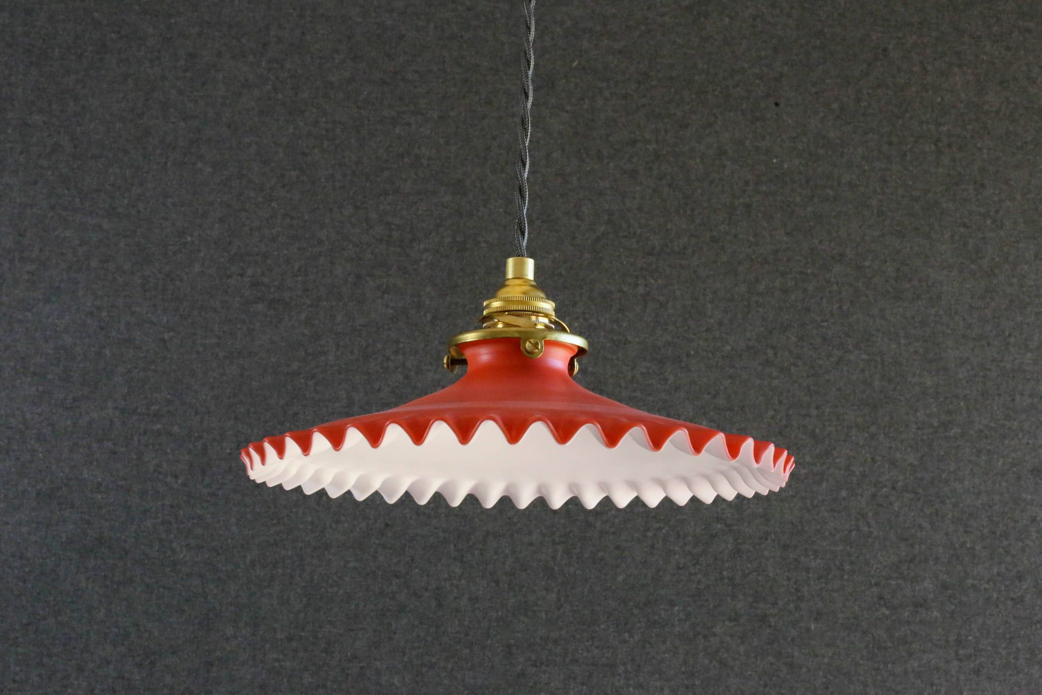 Suspension en verre ancien peint rouge  et blanc. douille et cable neuf