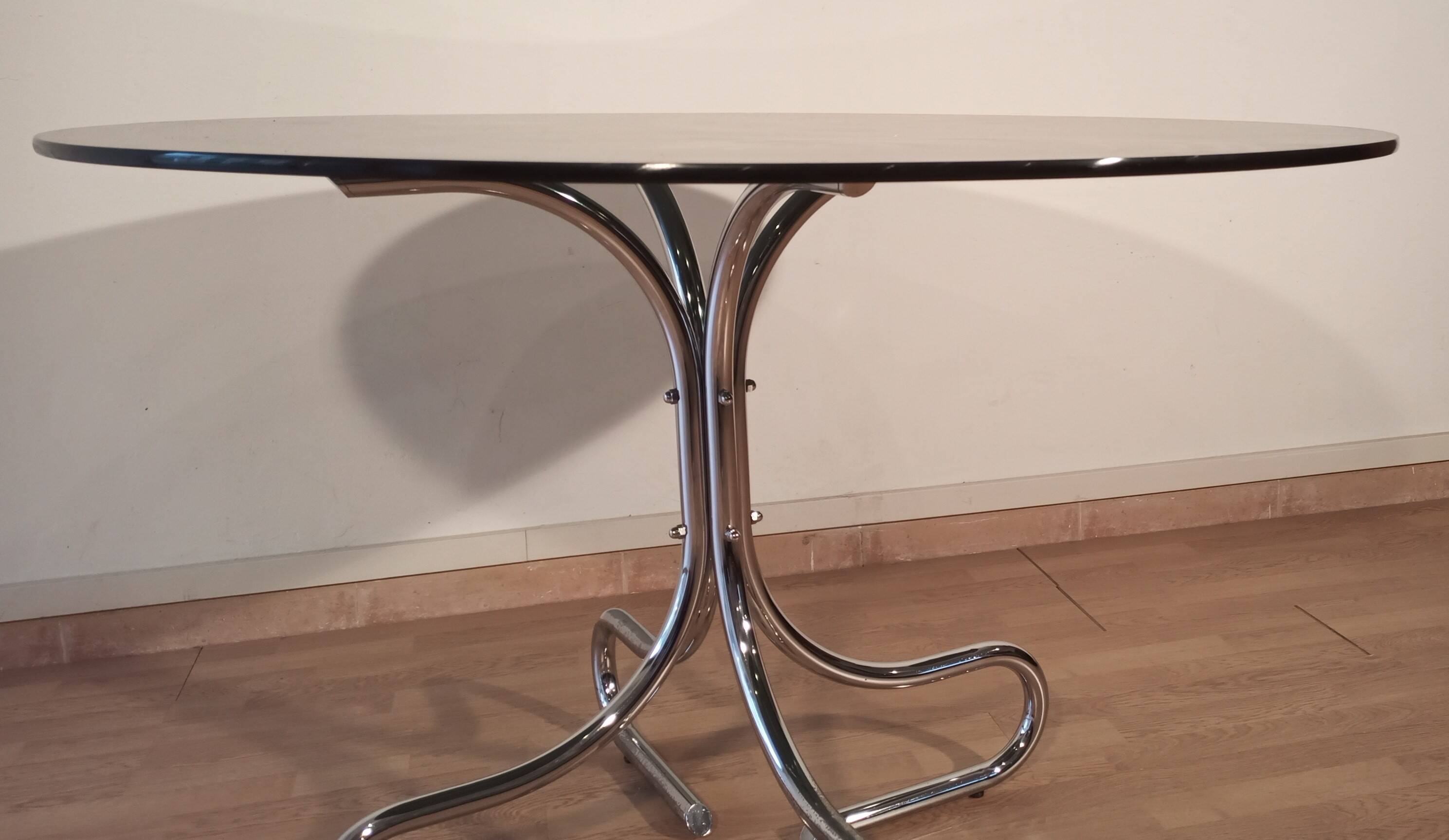 Table basse italienne du milieu du siècle en chrome et acier avec plateau rond en verre fumé, années 1960