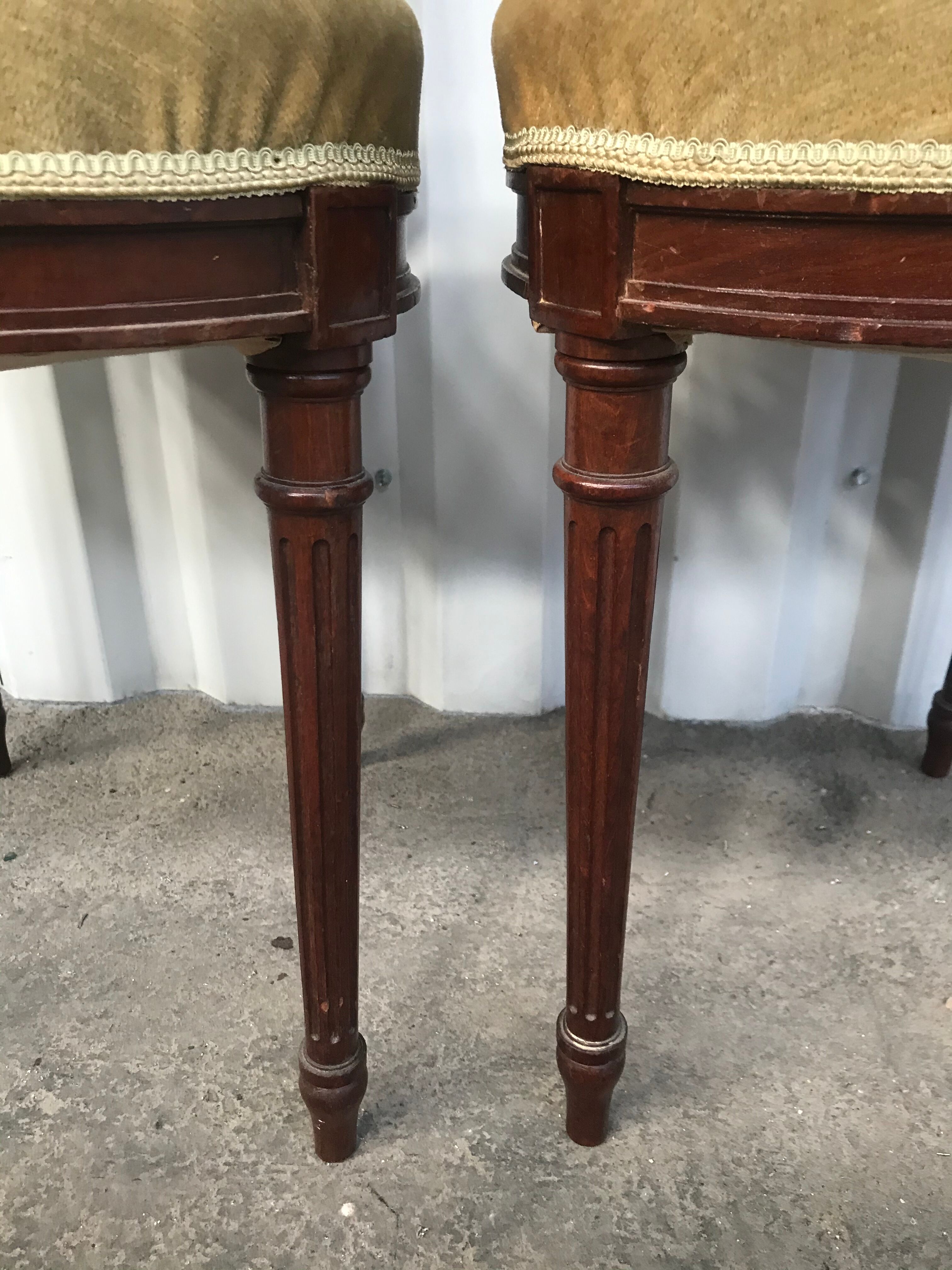 Paire de chaises de style Louis XVI