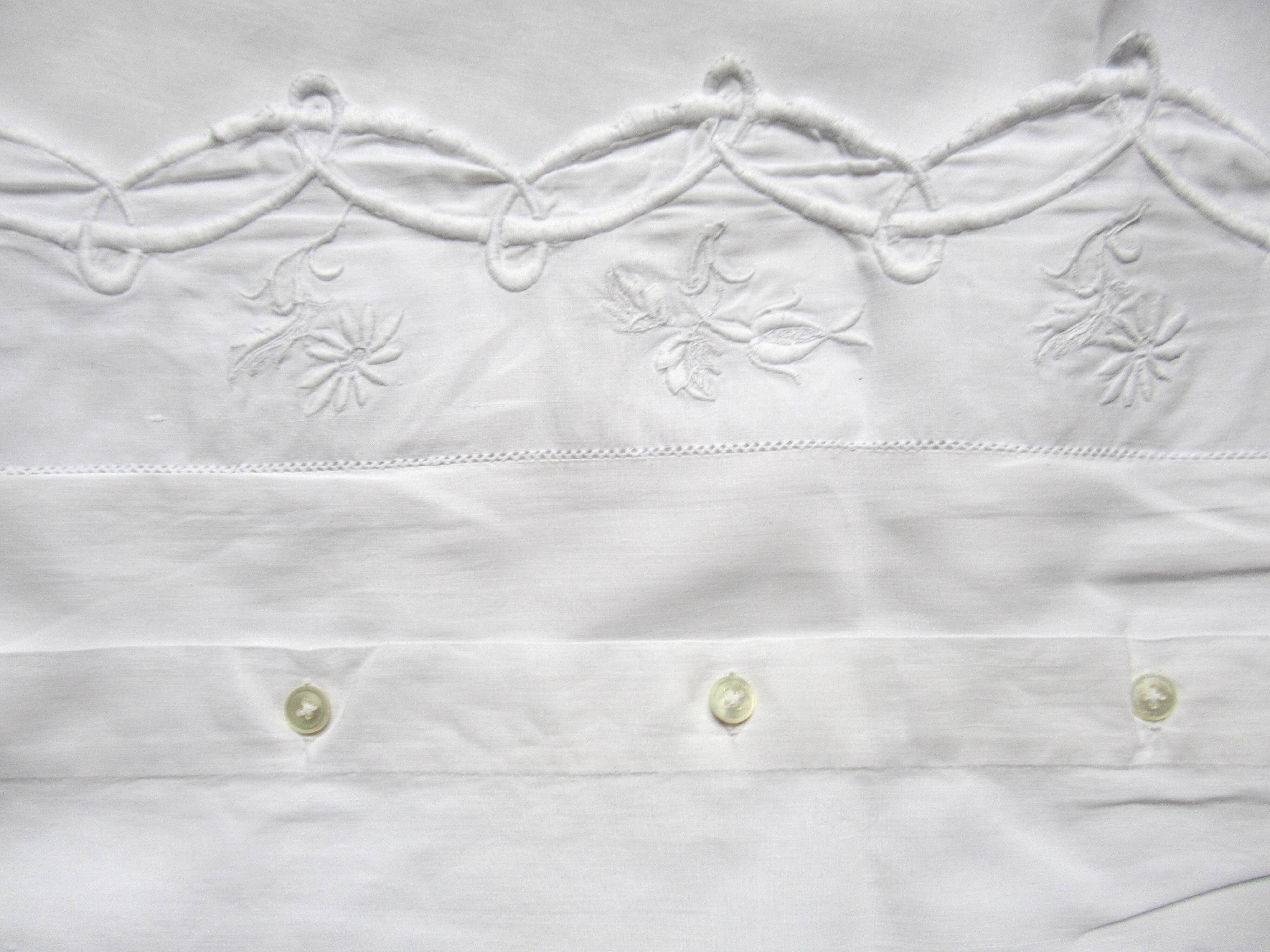 2m35 wide sheet with two pillow cases, wire canvas, embroidered and hand-stitched, 1900