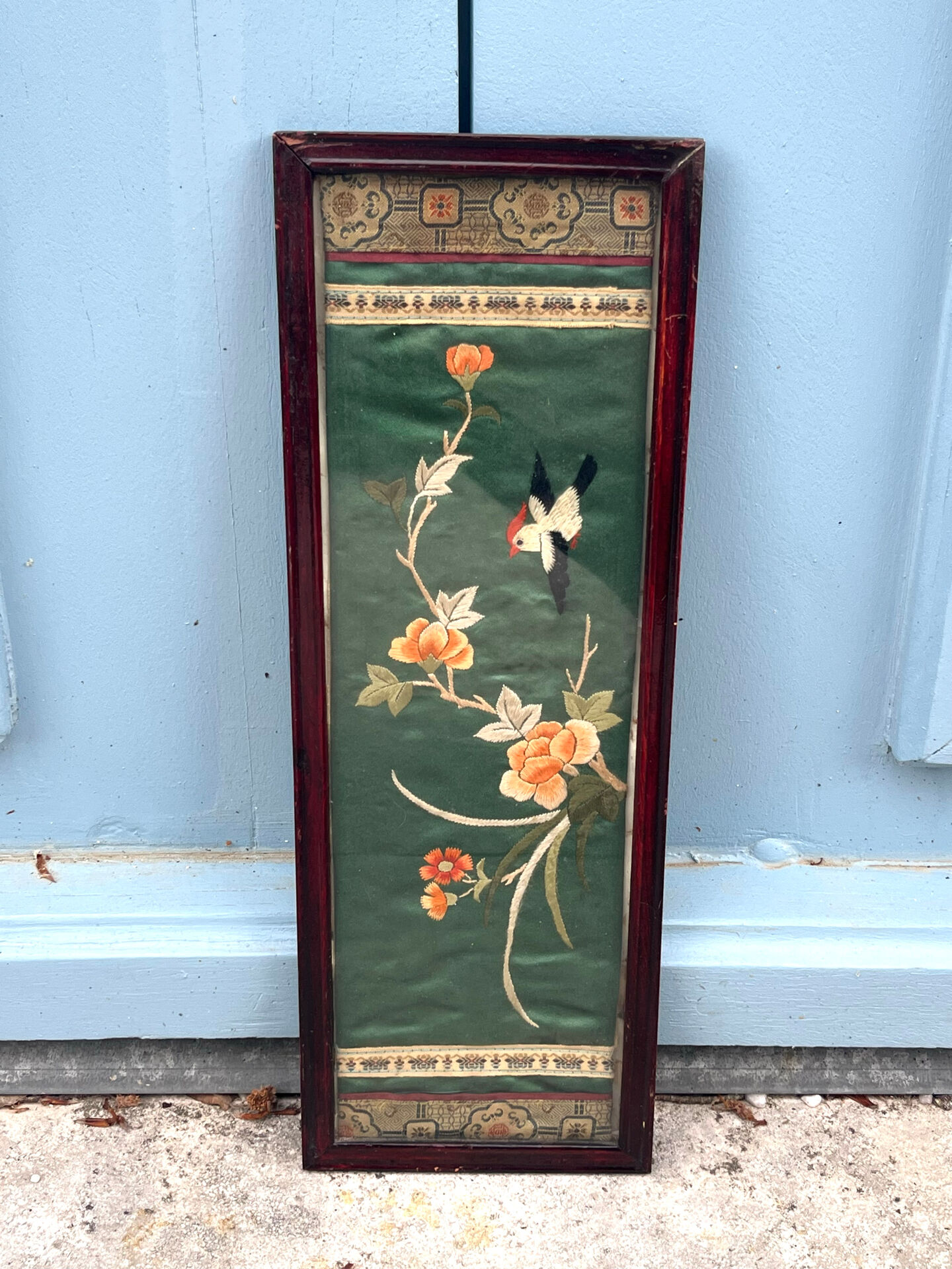 Panneau en soie brodé chinois encadré avec un oiseau et des fleurs.