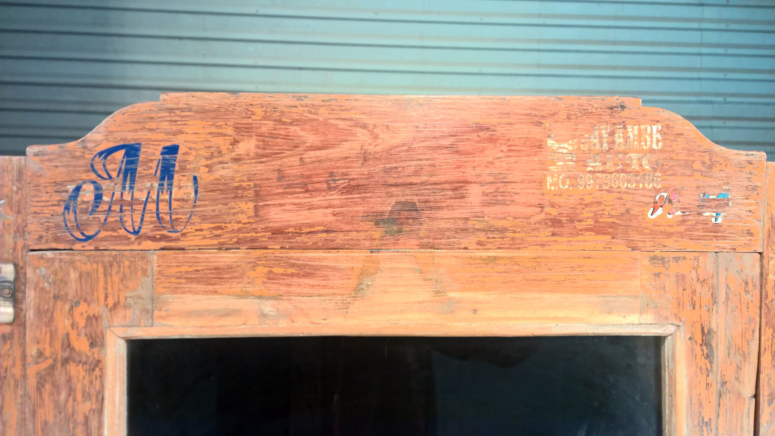 Showcase with 4 door glass panels