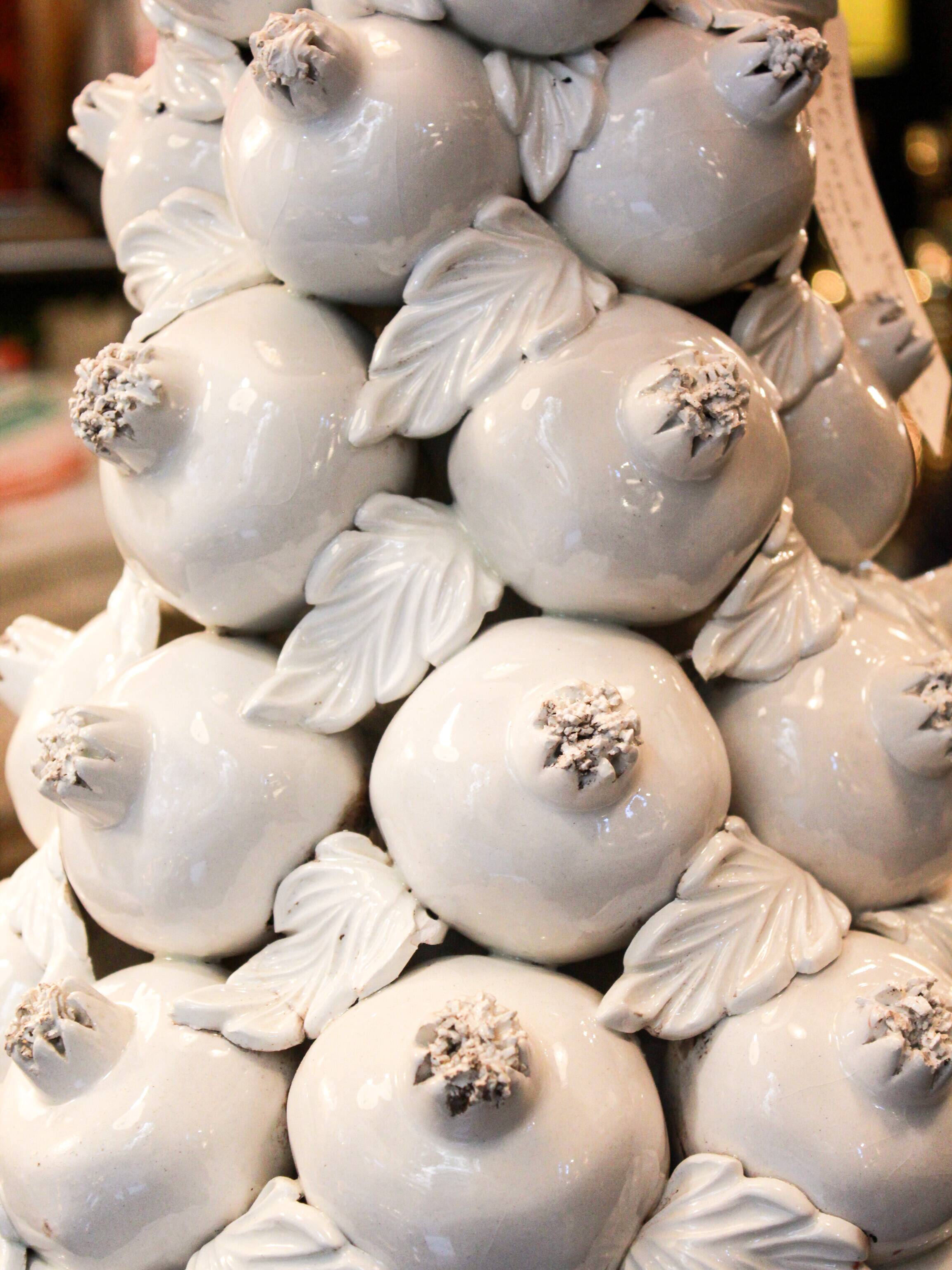 Manises lamp with white pomegranates
