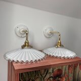 Deux appliques murales en opaline blanche dentelée