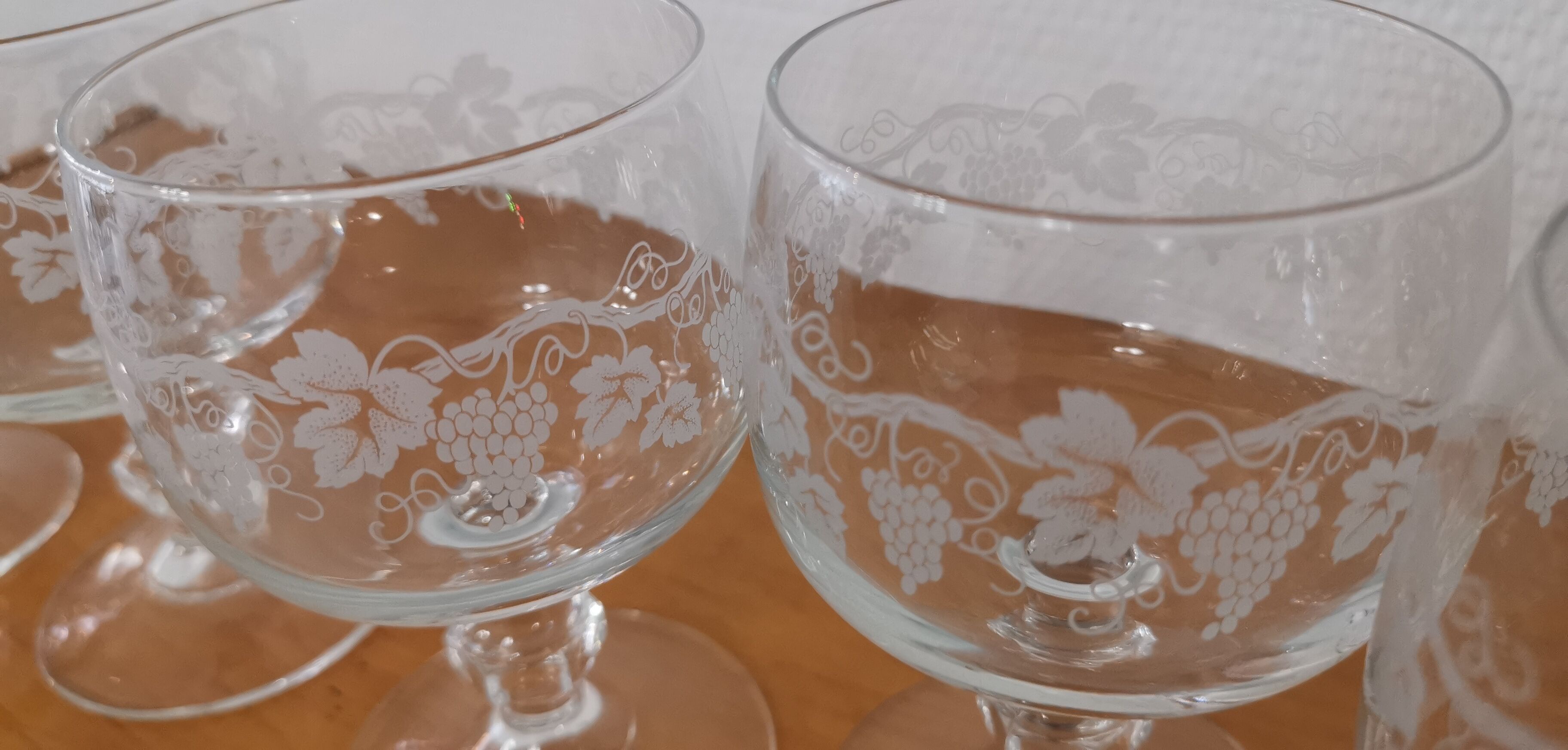 Set of 5 water glasses on feet, grape decoration and Luminarc vine shoot
