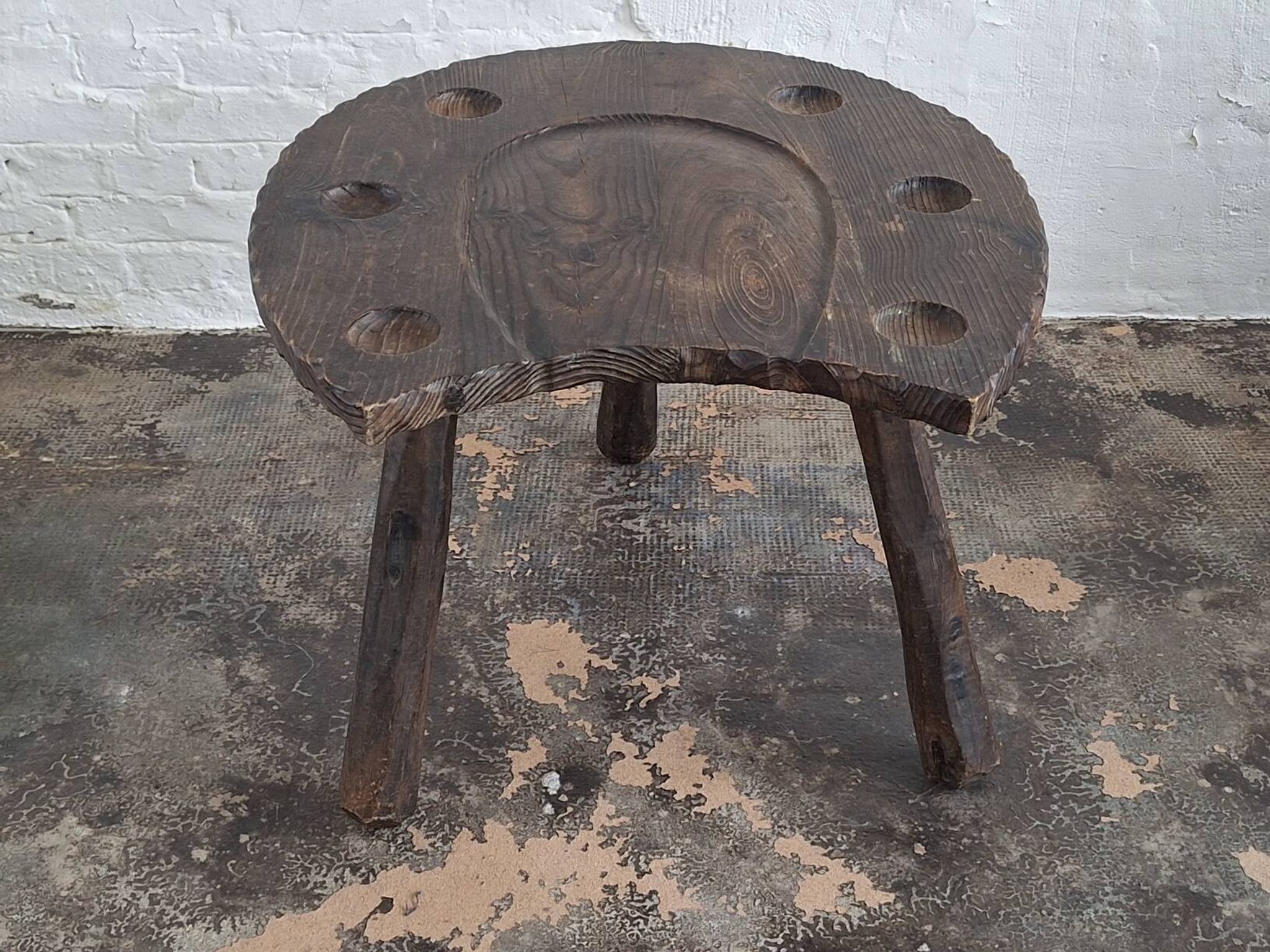 Table basse en forme de fer à cheval, sculptée à la main dans un style brutaliste, années 1960.