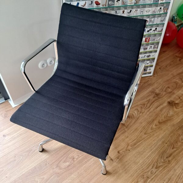 Chaise de bureau EA108 de Charles & Ray Eames pour Vitra 2012