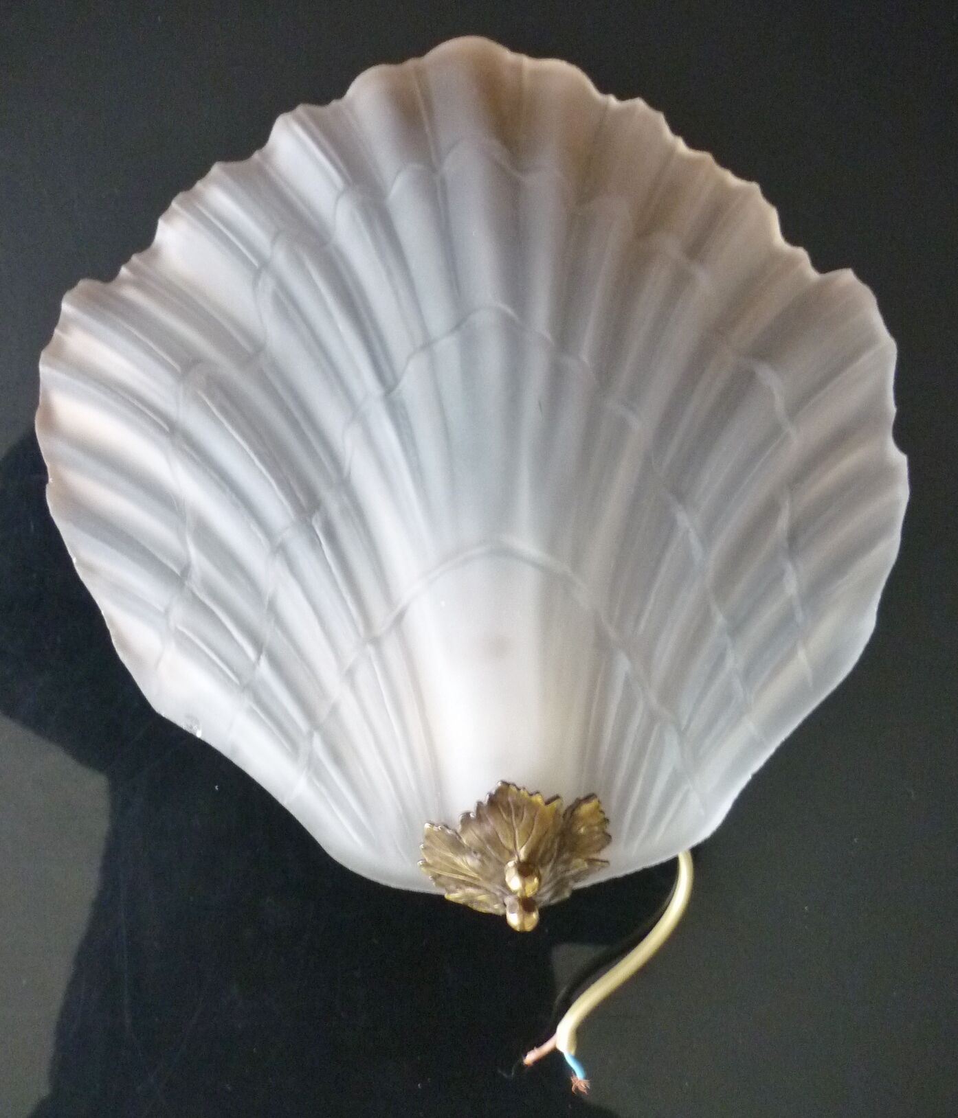 Pair of wall lamps in glass paste and brass, art deco, scallop shell by Mariner S.A.
